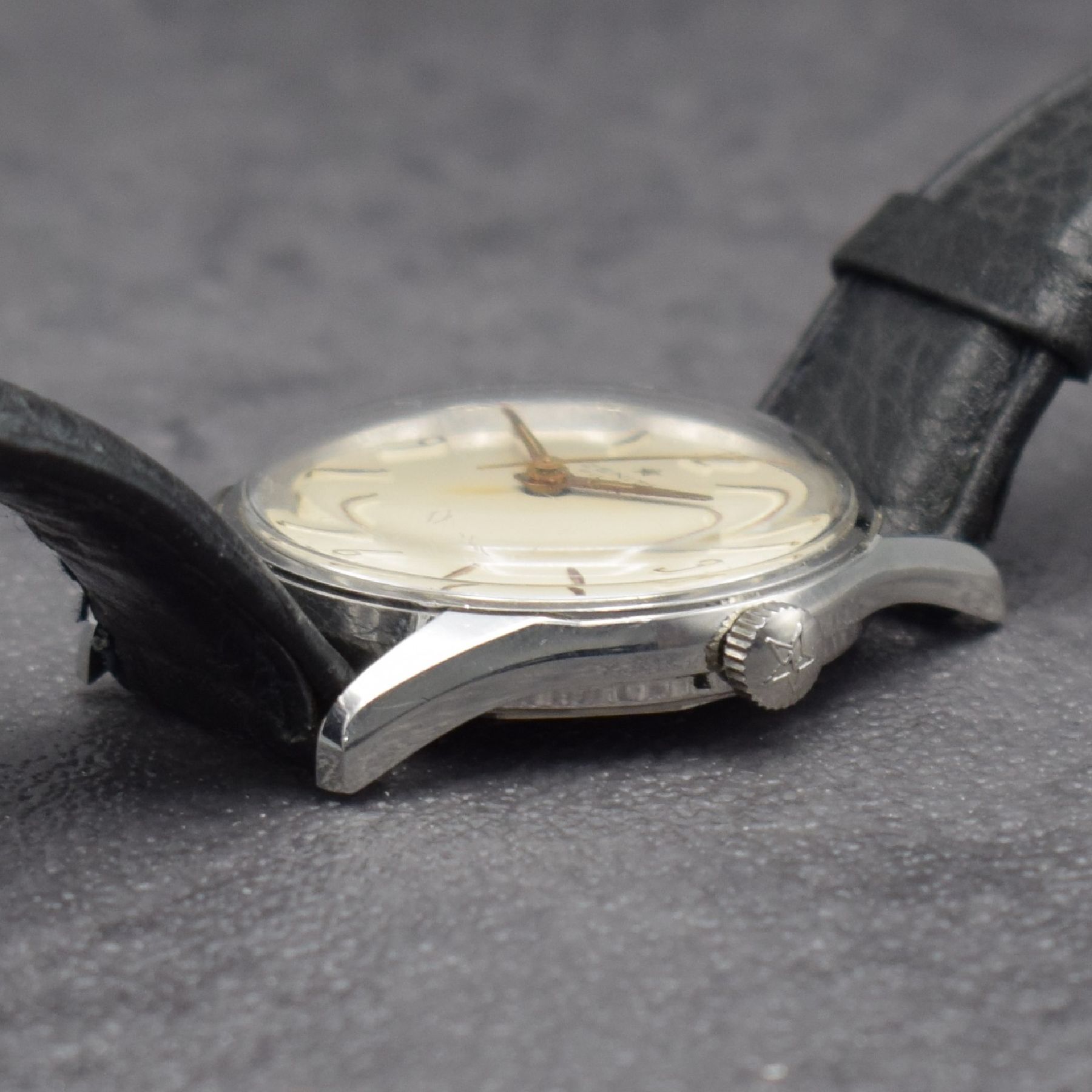Detail d: ZENITH Pilot Armbanduhr in Stahl, Schweiz um 1955, Handaufzug, 2-teil. Geh., Boden geschr., silb. Zifferbl. m. aufges. Std.-Ind., gold. Zeiger, verg. ...