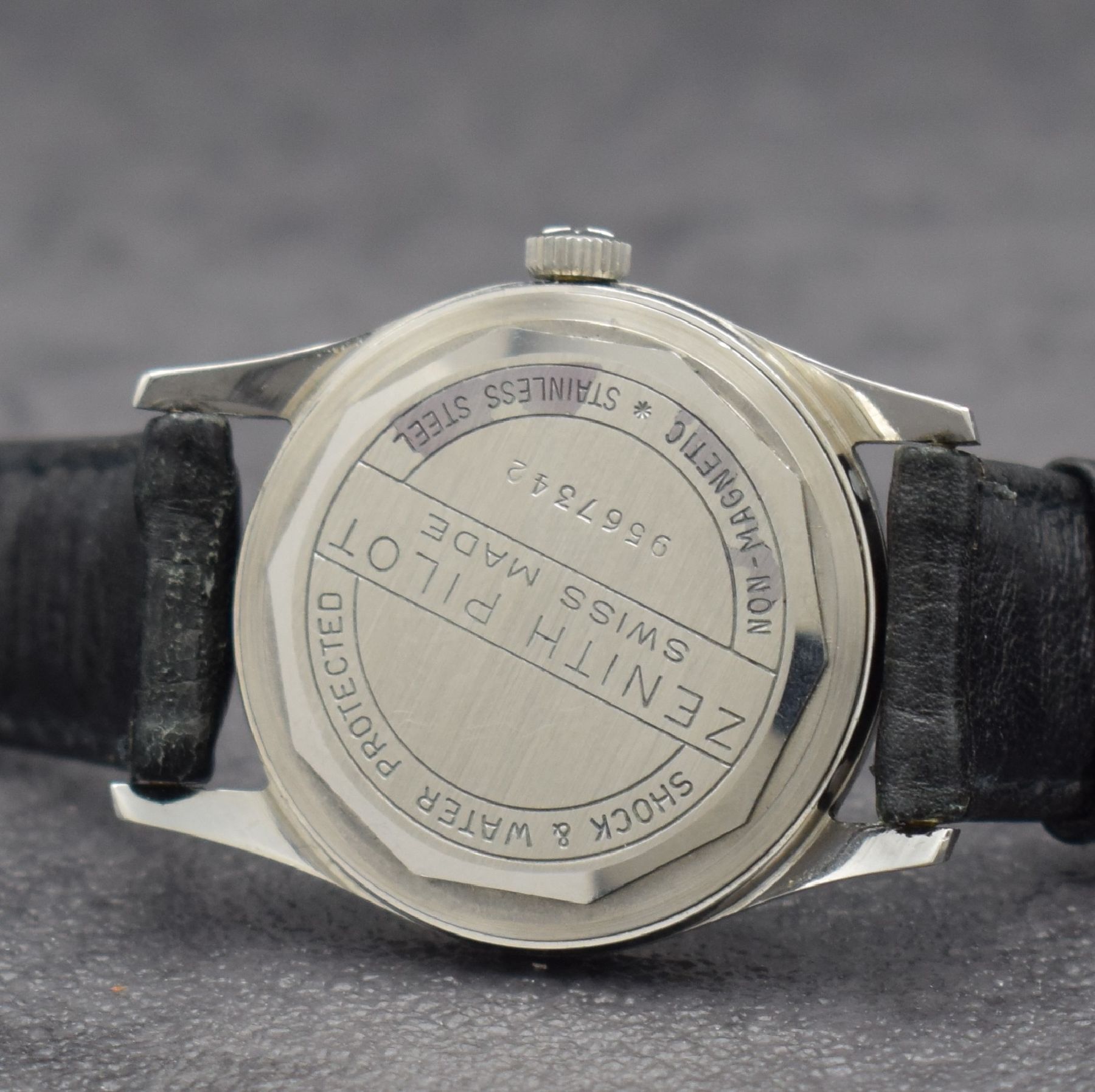 Detail e: ZENITH Pilot Armbanduhr in Stahl, Schweiz um 1955, Handaufzug, 2-teil. Geh., Boden geschr., silb. Zifferbl. m. aufges. Std.-Ind., gold. Zeiger, verg. ...