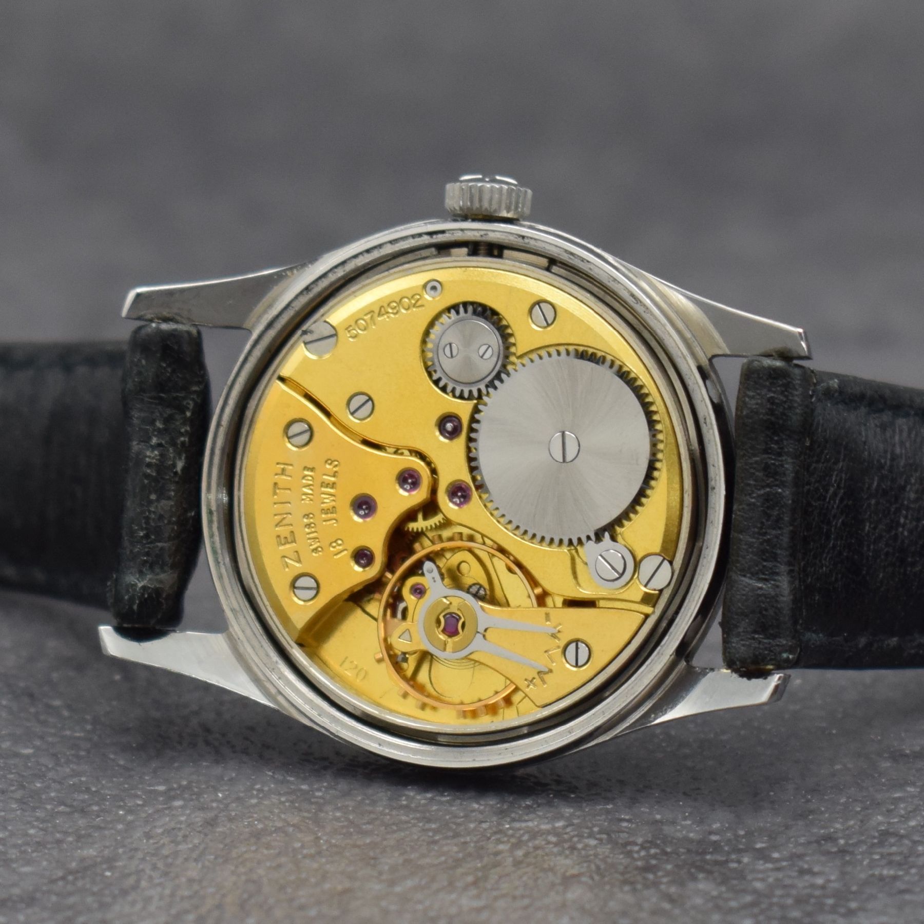 Detail f: ZENITH Pilot Armbanduhr in Stahl, Schweiz um 1955, Handaufzug, 2-teil. Geh., Boden geschr., silb. Zifferbl. m. aufges. Std.-Ind., gold. Zeiger, verg. ...