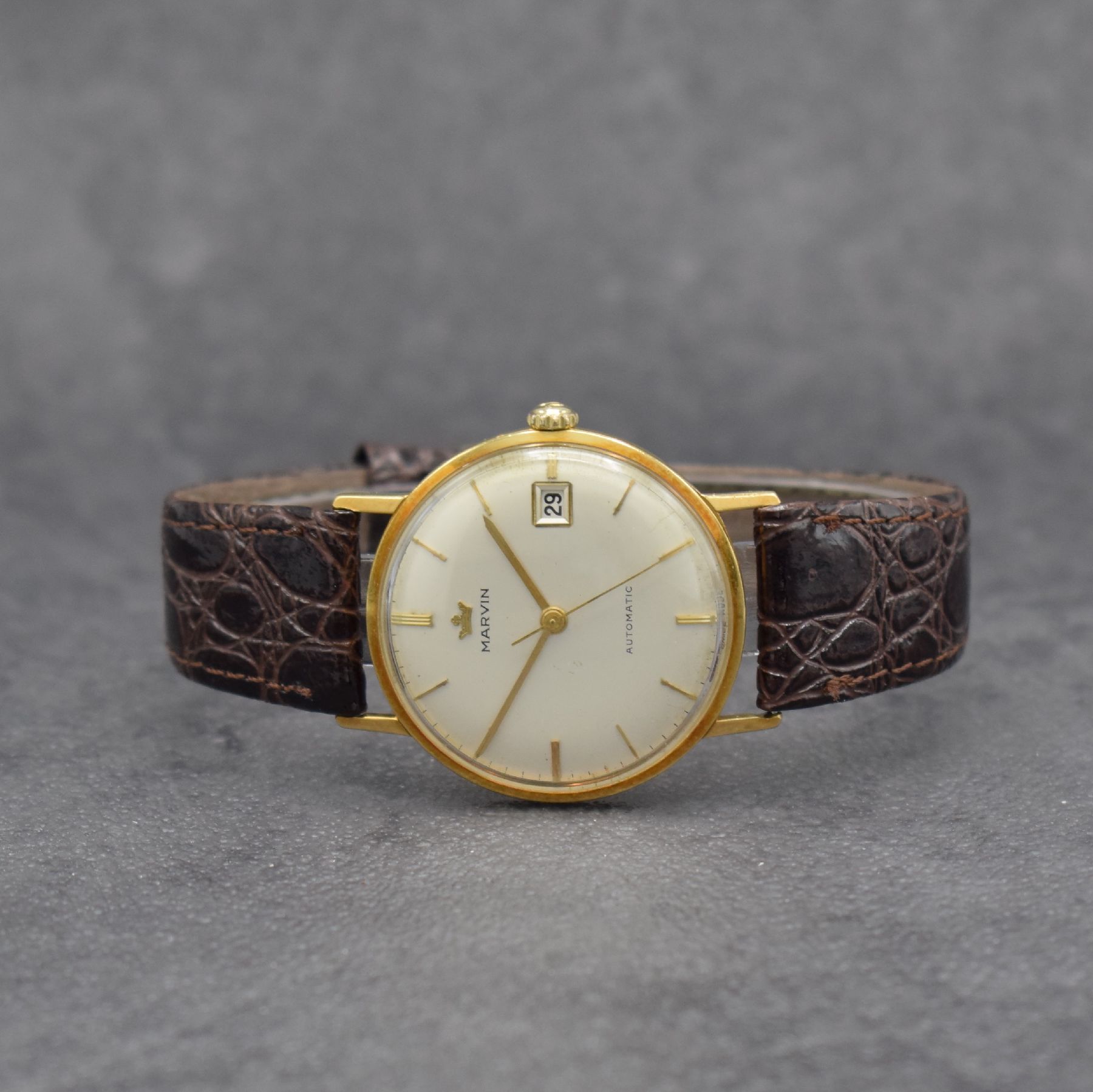 MARVIN Herrenarmbanduhr in GG 750/000, Schweiz um 1960, Automatik, 3-teil. Geh., Boden & Glasrand aufgedr., silb. Zifferbl. m. aufges. Std.-Ind., ...