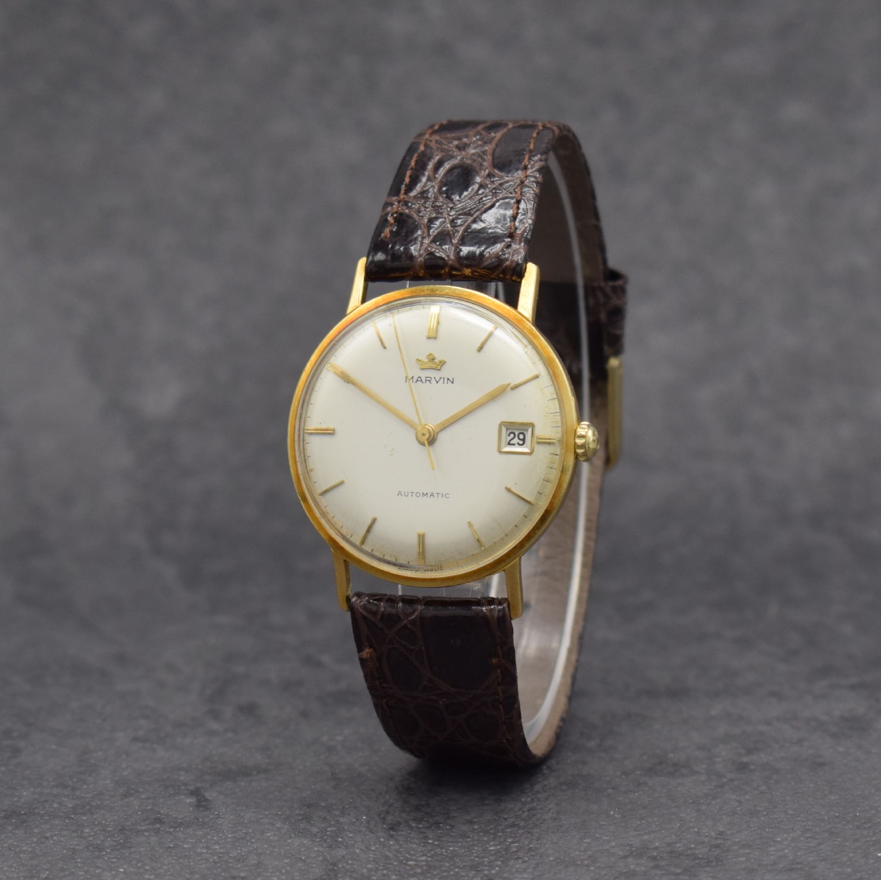 Detail b: MARVIN Herrenarmbanduhr in GG 750/000, Schweiz um 1960, Automatik, 3-teil. Geh., Boden & Glasrand aufgedr., silb. Zifferbl. m. aufges. Std.-Ind., ...