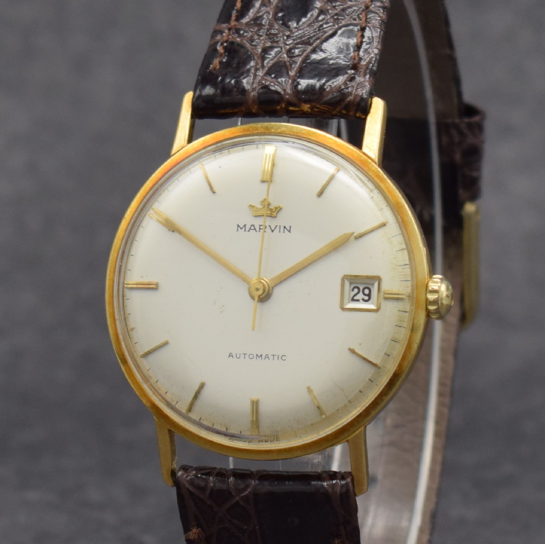 Detail c: MARVIN Herrenarmbanduhr in GG 750/000, Schweiz um 1960, Automatik, 3-teil. Geh., Boden & Glasrand aufgedr., silb. Zifferbl. m. aufges. Std.-Ind., ...