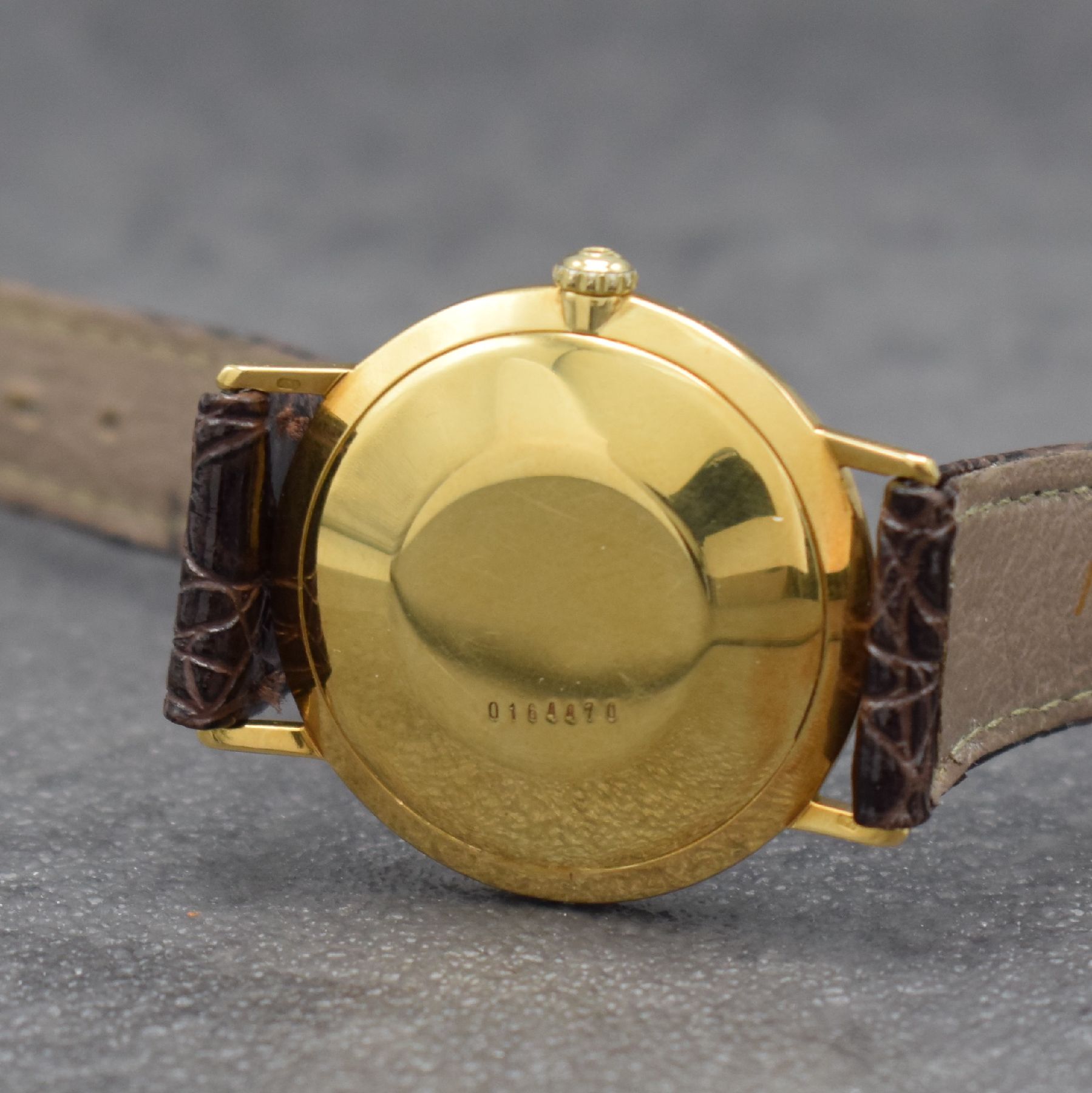 Detail e: MARVIN Herrenarmbanduhr in GG 750/000, Schweiz um 1960, Automatik, 3-teil. Geh., Boden & Glasrand aufgedr., silb. Zifferbl. m. aufges. Std.-Ind., ...
