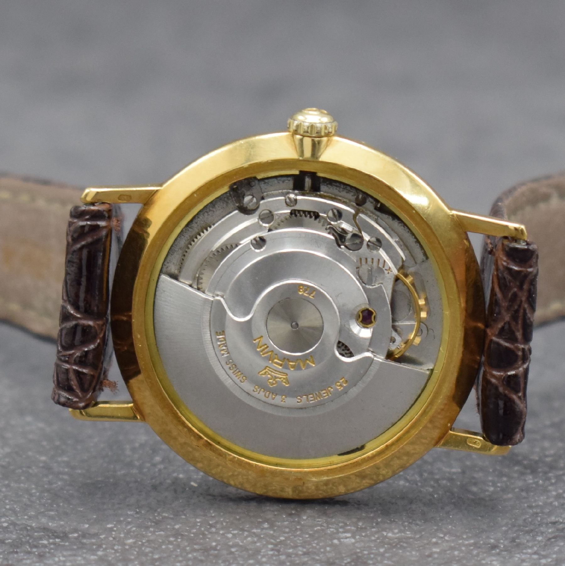 Detail f: MARVIN Herrenarmbanduhr in GG 750/000, Schweiz um 1960, Automatik, 3-teil. Geh., Boden & Glasrand aufgedr., silb. Zifferbl. m. aufges. Std.-Ind., ...