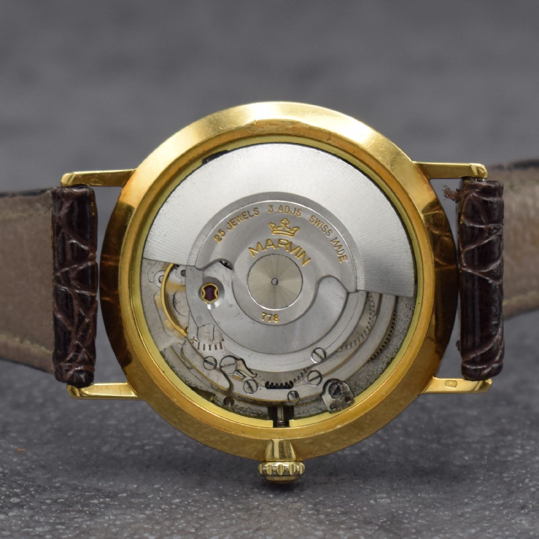 Detail g: MARVIN Herrenarmbanduhr in GG 750/000, Schweiz um 1960, Automatik, 3-teil. Geh., Boden & Glasrand aufgedr., silb. Zifferbl. m. aufges. Std.-Ind., ...