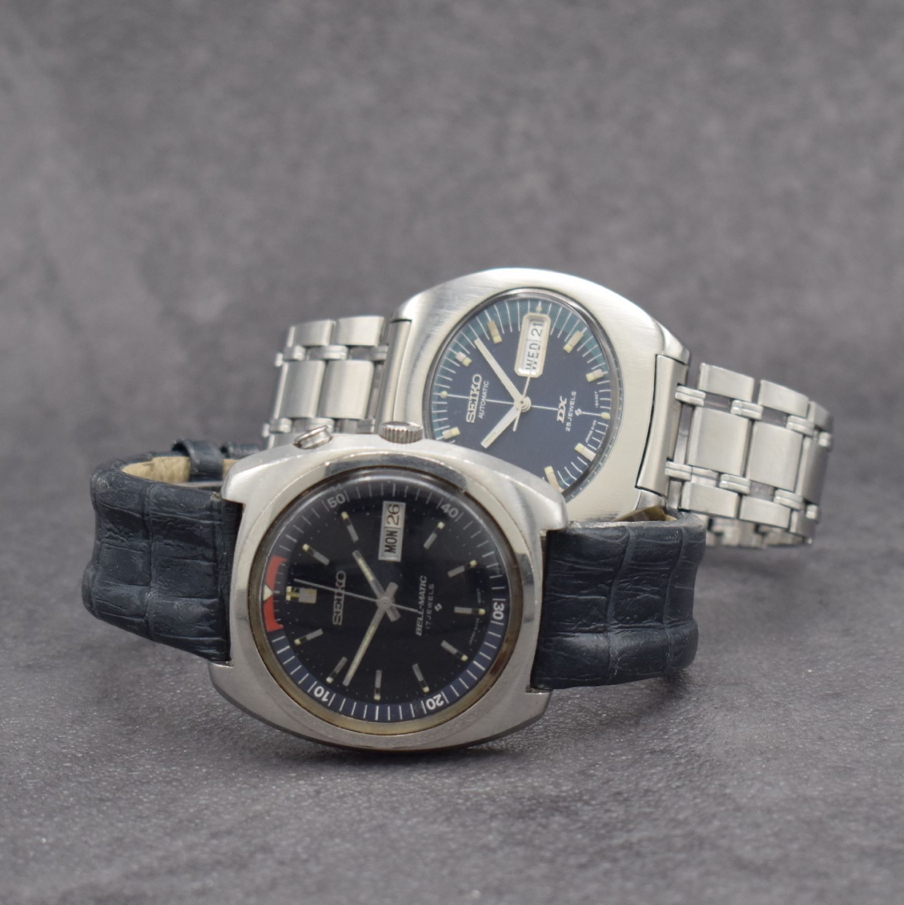 2 SEIKO Herrenarmbanduhren in Stahl, Japan um 1970, Automatik, 1) BELL-MATIC Ref. 4006- 6031, Boden geschr., dunkelblaues Zifferbl. m. aufges. ...