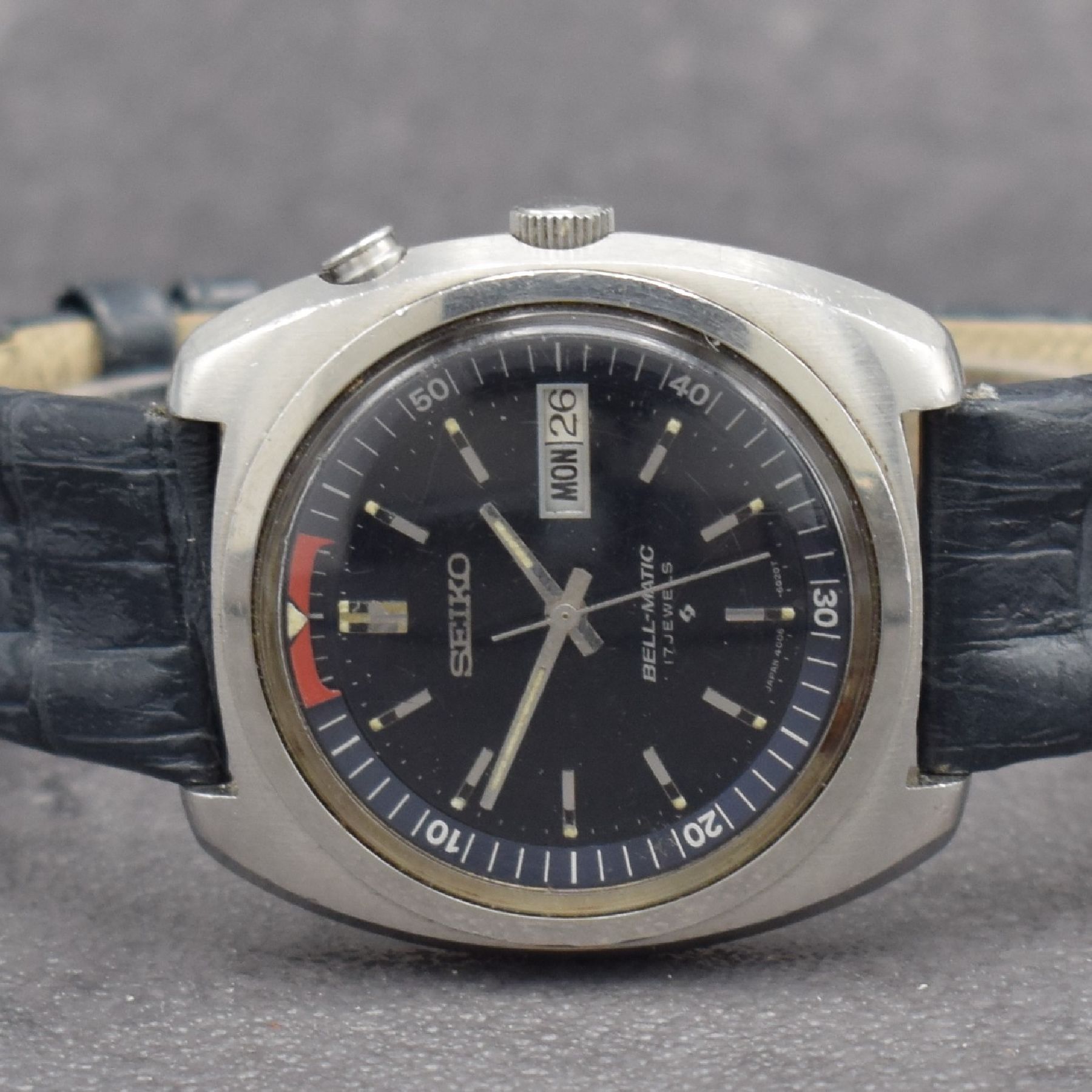 Detail a: 2 SEIKO Herrenarmbanduhren in Stahl, Japan um 1970, Automatik, 1) BELL-MATIC Ref. 4006- 6031, Boden geschr., dunkelblaues Zifferbl. m. aufges. ...