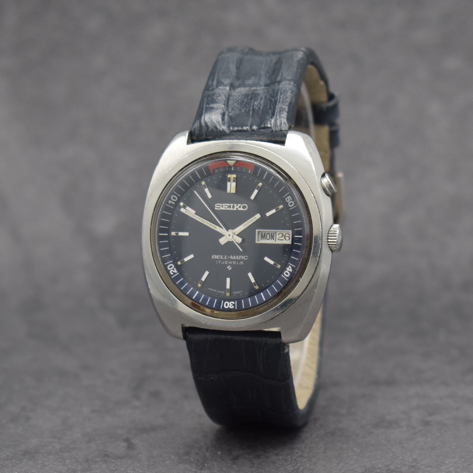 Detail b: 2 SEIKO Herrenarmbanduhren in Stahl, Japan um 1970, Automatik, 1) BELL-MATIC Ref. 4006- 6031, Boden geschr., dunkelblaues Zifferbl. m. aufges. ...