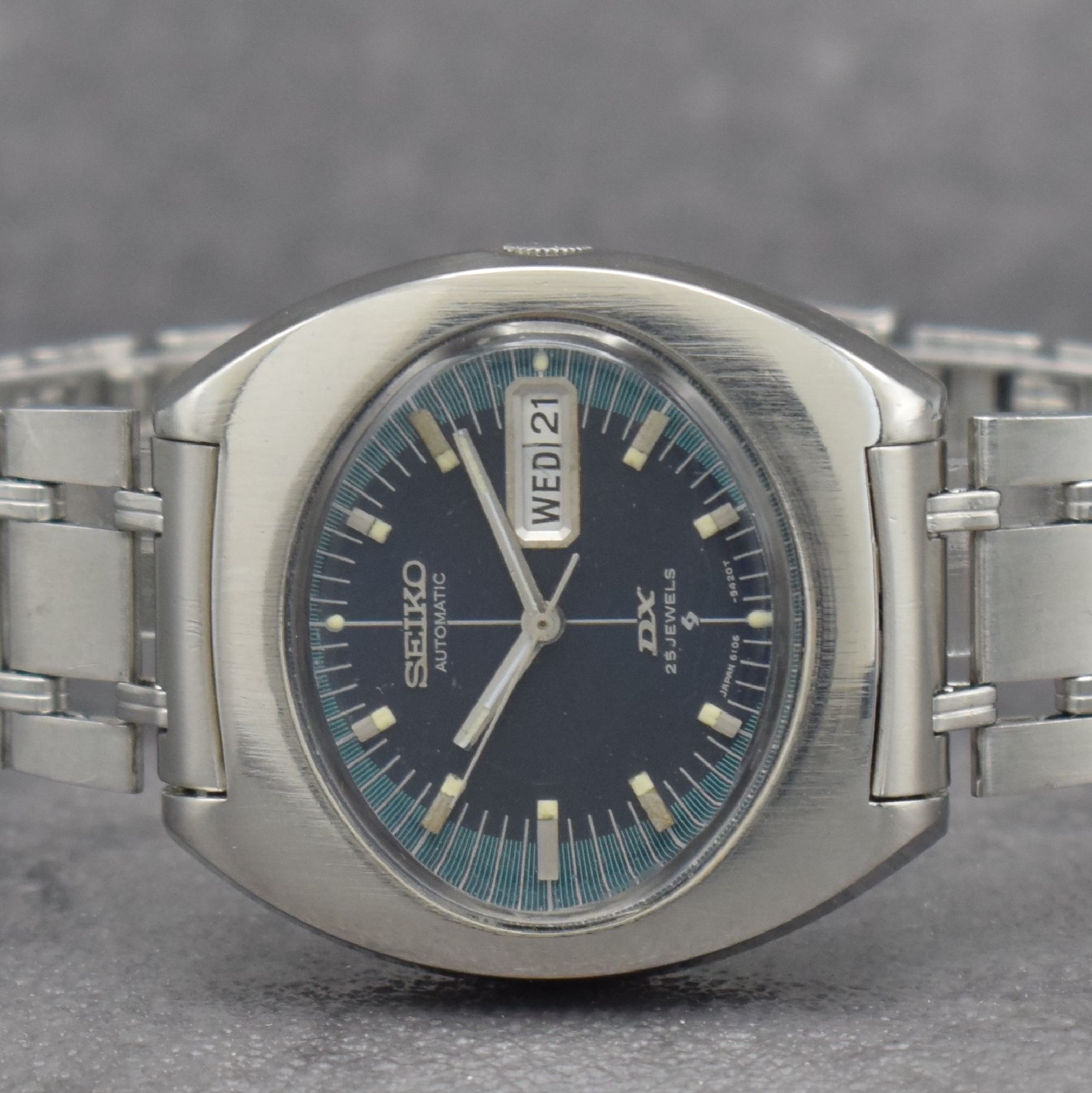Detail f: 2 SEIKO Herrenarmbanduhren in Stahl, Japan um 1970, Automatik, 1) BELL-MATIC Ref. 4006- 6031, Boden geschr., dunkelblaues Zifferbl. m. aufges. ...