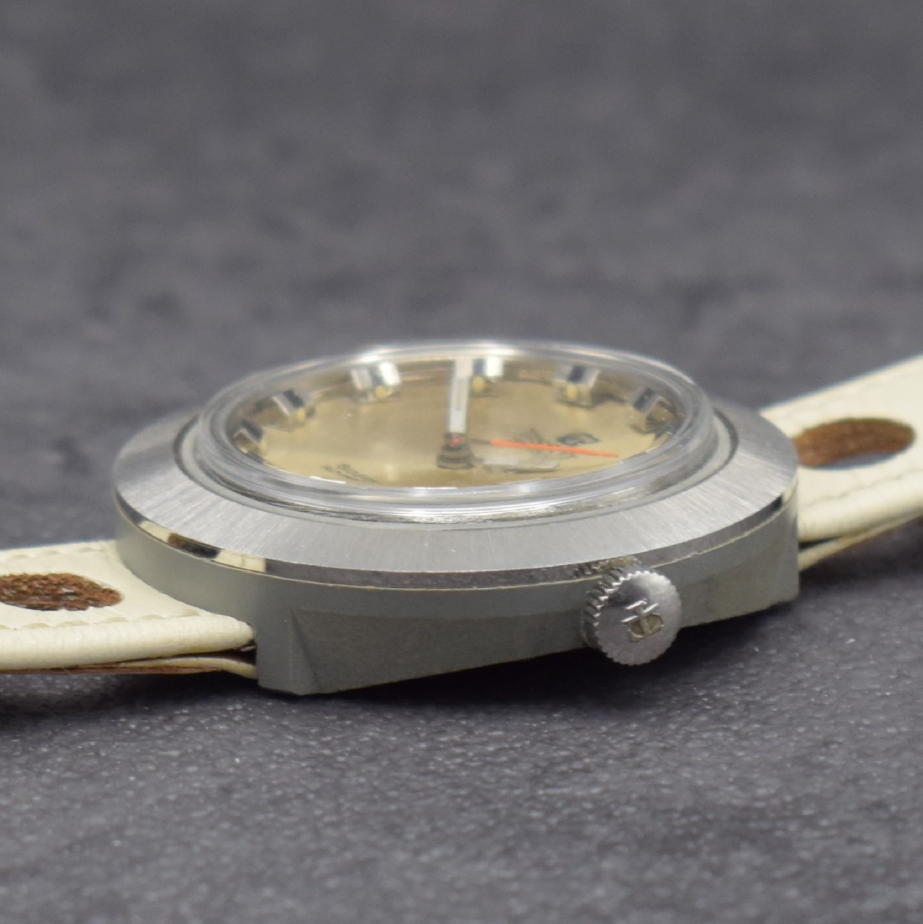 Detail d: TISSOT Sideral Herrenarmbanduhr, Schweiz um 1970, Automatik, Fiberglas-Geh., verchr. Lünette, silb. Zifferbl. m. aufges. Std.-Ind. fl., weiße ...