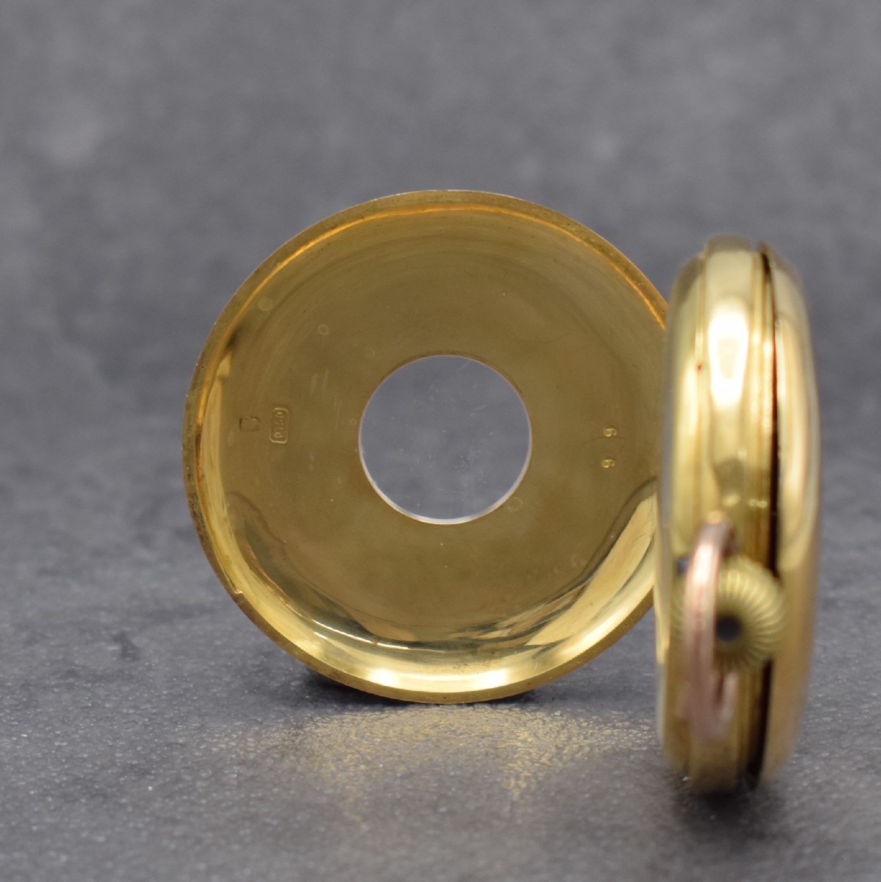 Detail a: Halbsavonette in GG 750/000, Schweiz um 1900, 3-Deckel Goldgeh. dell., Emailzifferbl. m. röm. Zahlen, Birnenzeiger, Sprungdeckel m. röm. Zahlen, ...