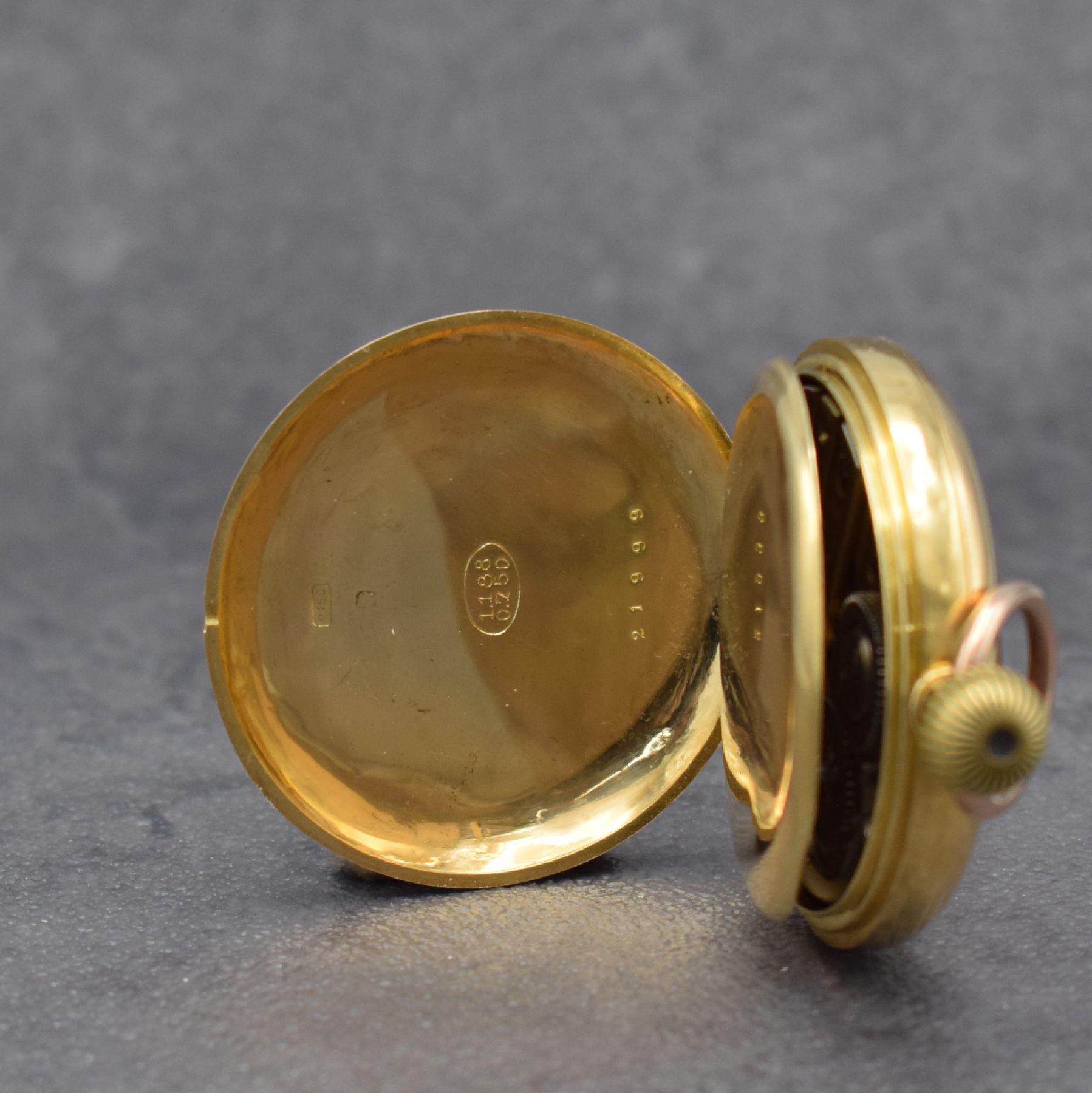 Detail d: Halbsavonette in GG 750/000, Schweiz um 1900, 3-Deckel Goldgeh. dell., Emailzifferbl. m. röm. Zahlen, Birnenzeiger, Sprungdeckel m. röm. Zahlen, ...