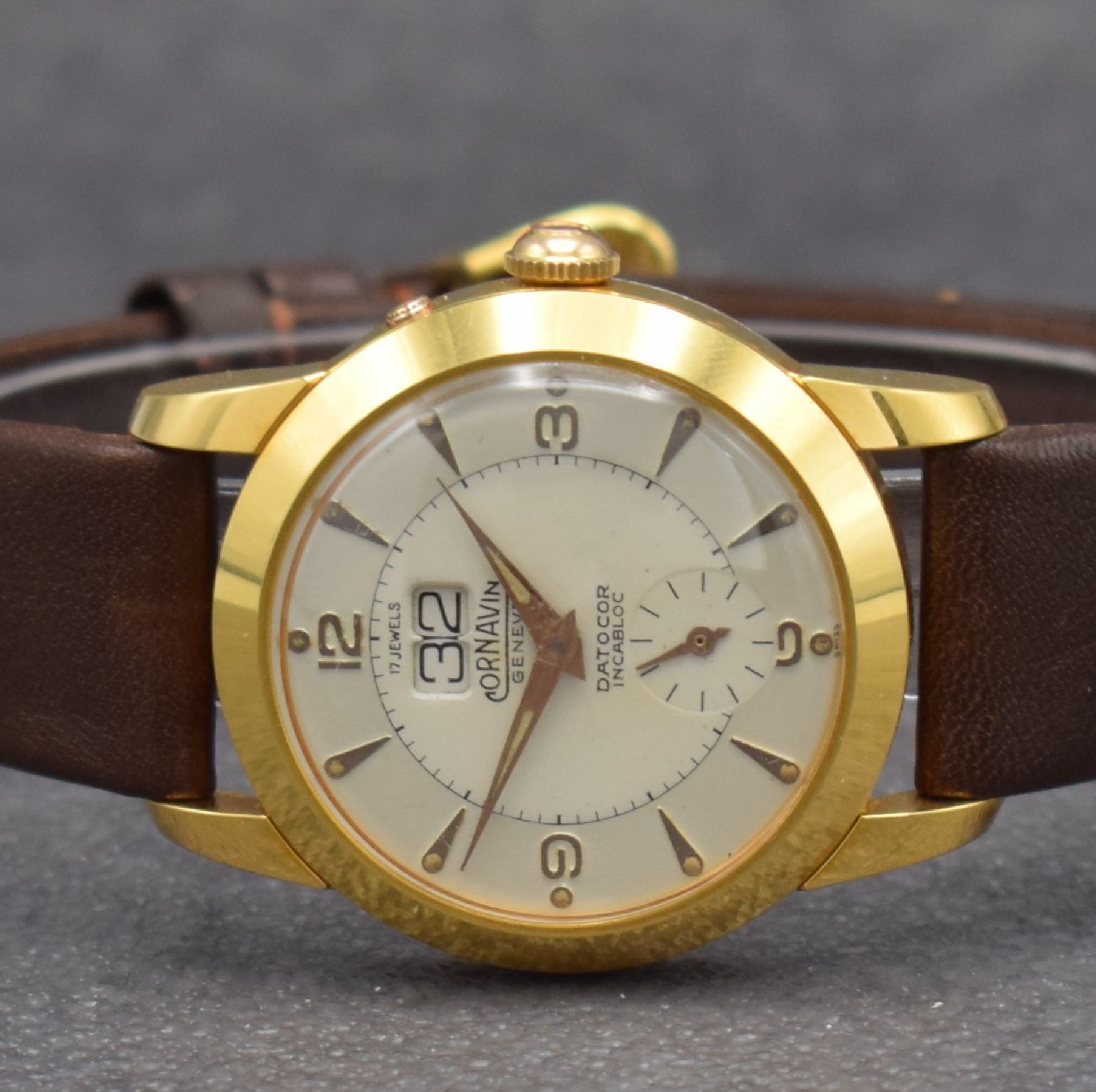 Detail a: CORNAVIN Datocor Armbanduhr mit Großdatum, Schweiz um 1950, Handaufzug, verg. Gehäuse, Stahlboden aufgedr., Korrekturdr. b. 2, silb. ...