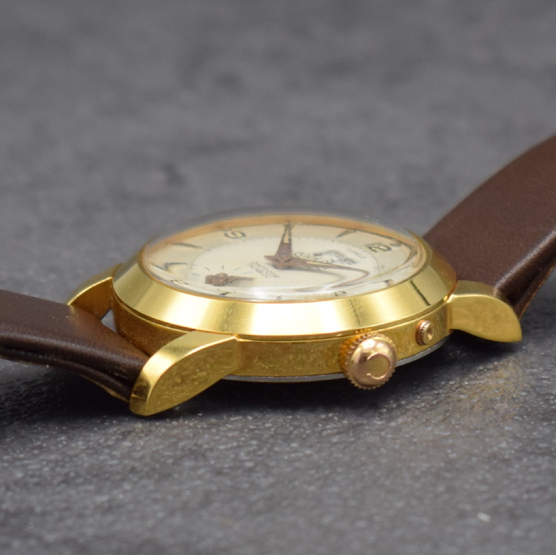 Detail d: CORNAVIN Datocor Armbanduhr mit Großdatum, Schweiz um 1950, Handaufzug, verg. Gehäuse, Stahlboden aufgedr., Korrekturdr. b. 2, silb. ...