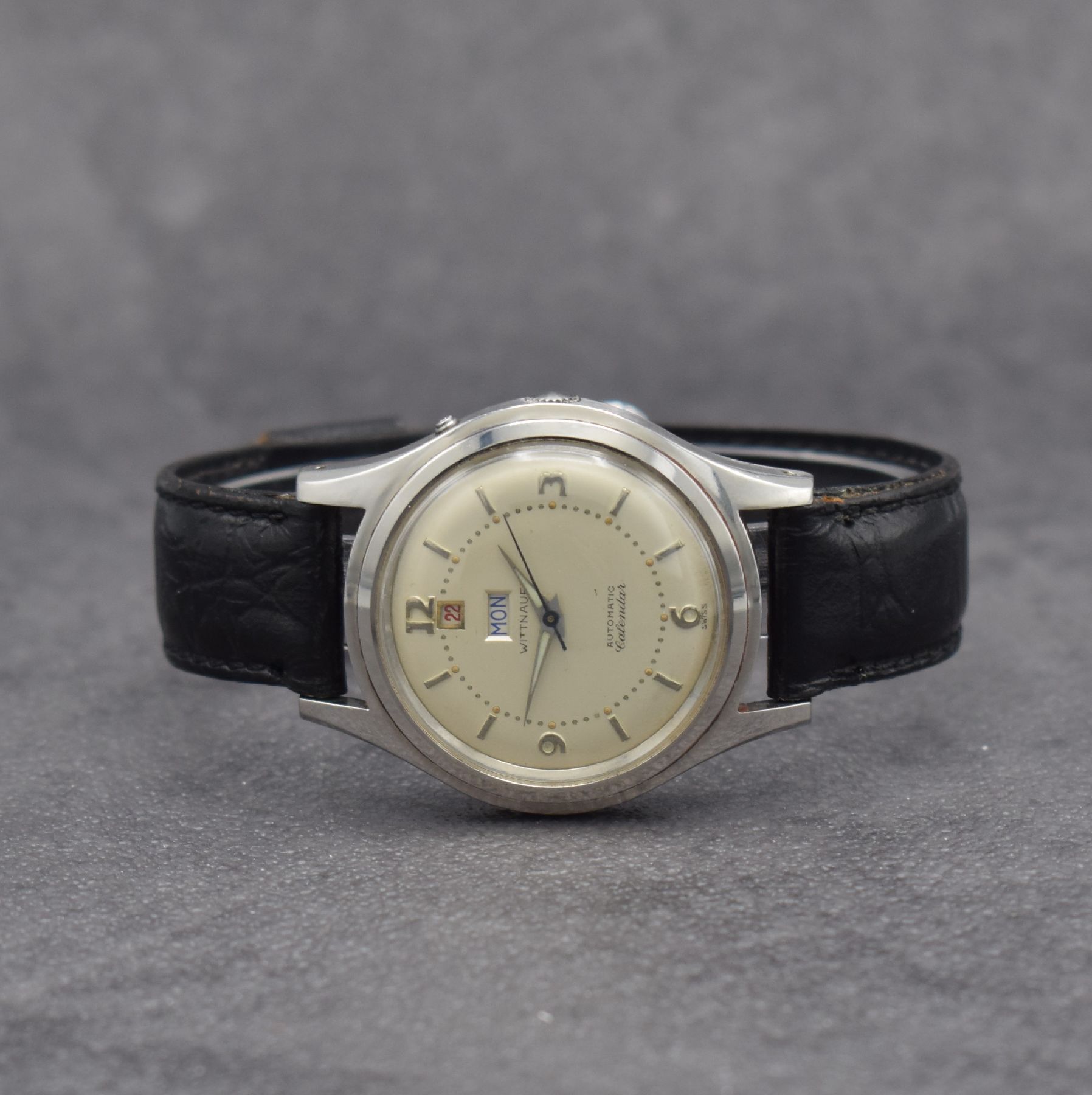 WITTNAUER Calendar seltene Herrenarmbanduhr mit Wochentag & Datum, Schweiz um 1955, Automatik, 2-teil. Stahlgeh., Boden geschr., silb. Zifferbl. m. ...