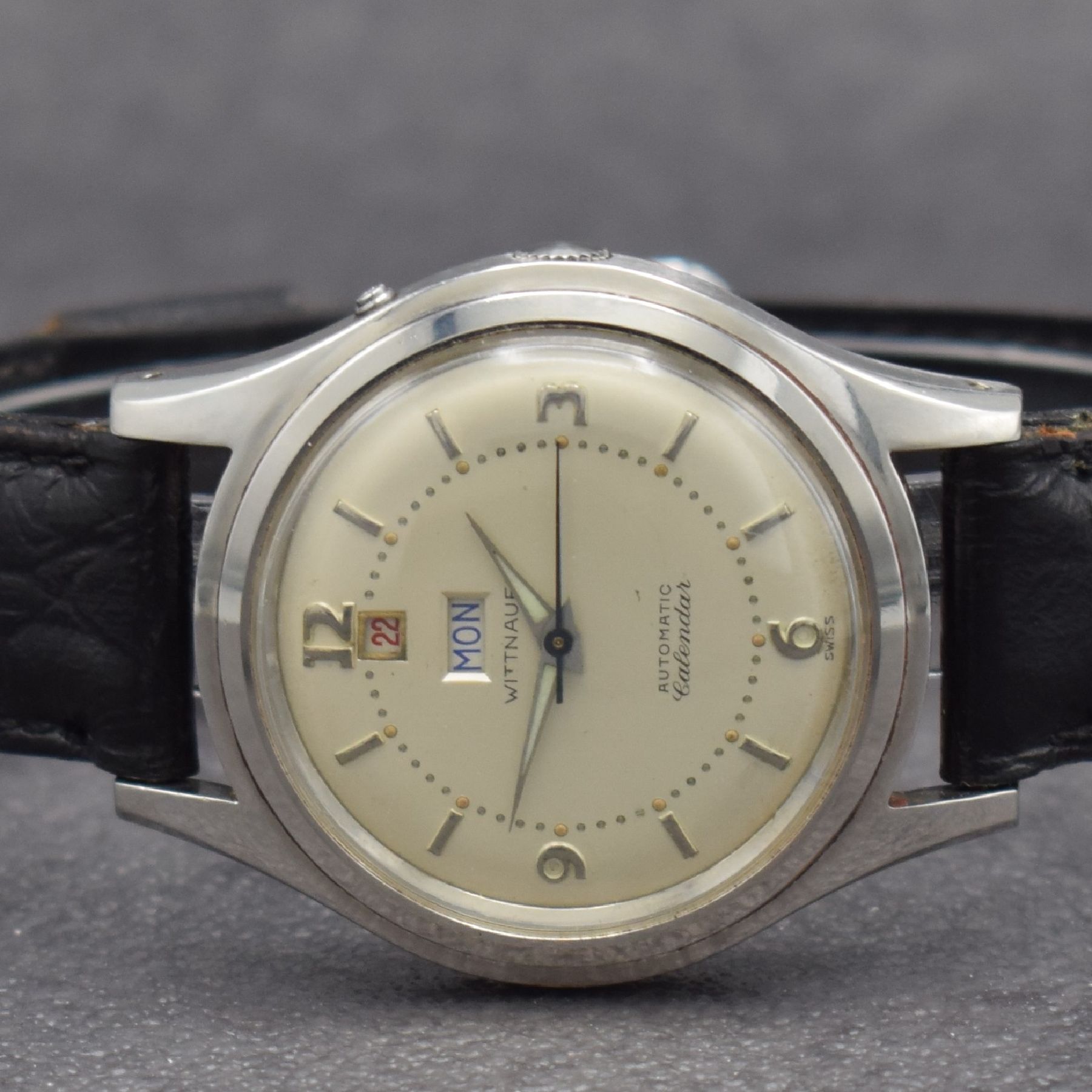 Detail a: WITTNAUER Calendar seltene Herrenarmbanduhr mit Wochentag & Datum, Schweiz um 1955, Automatik, 2-teil. Stahlgeh., Boden geschr., silb. Zifferbl. m. ...