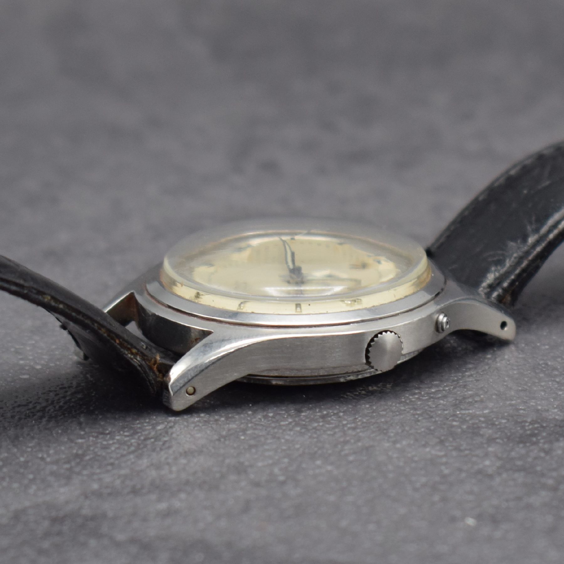 Detail d: WITTNAUER Calendar seltene Herrenarmbanduhr mit Wochentag & Datum, Schweiz um 1955, Automatik, 2-teil. Stahlgeh., Boden geschr., silb. Zifferbl. m. ...