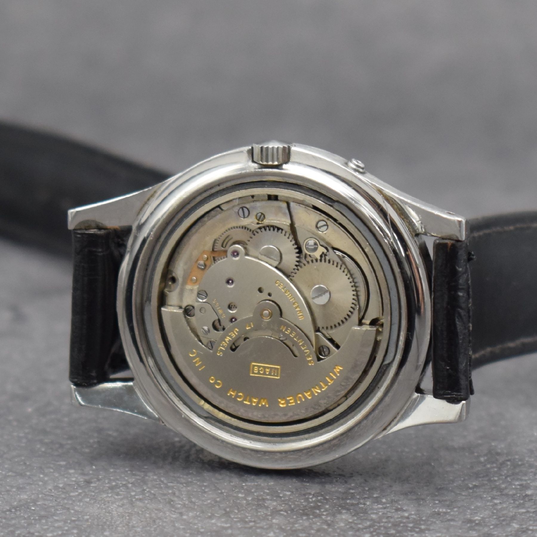 Detail f: WITTNAUER Calendar seltene Herrenarmbanduhr mit Wochentag & Datum, Schweiz um 1955, Automatik, 2-teil. Stahlgeh., Boden geschr., silb. Zifferbl. m. ...