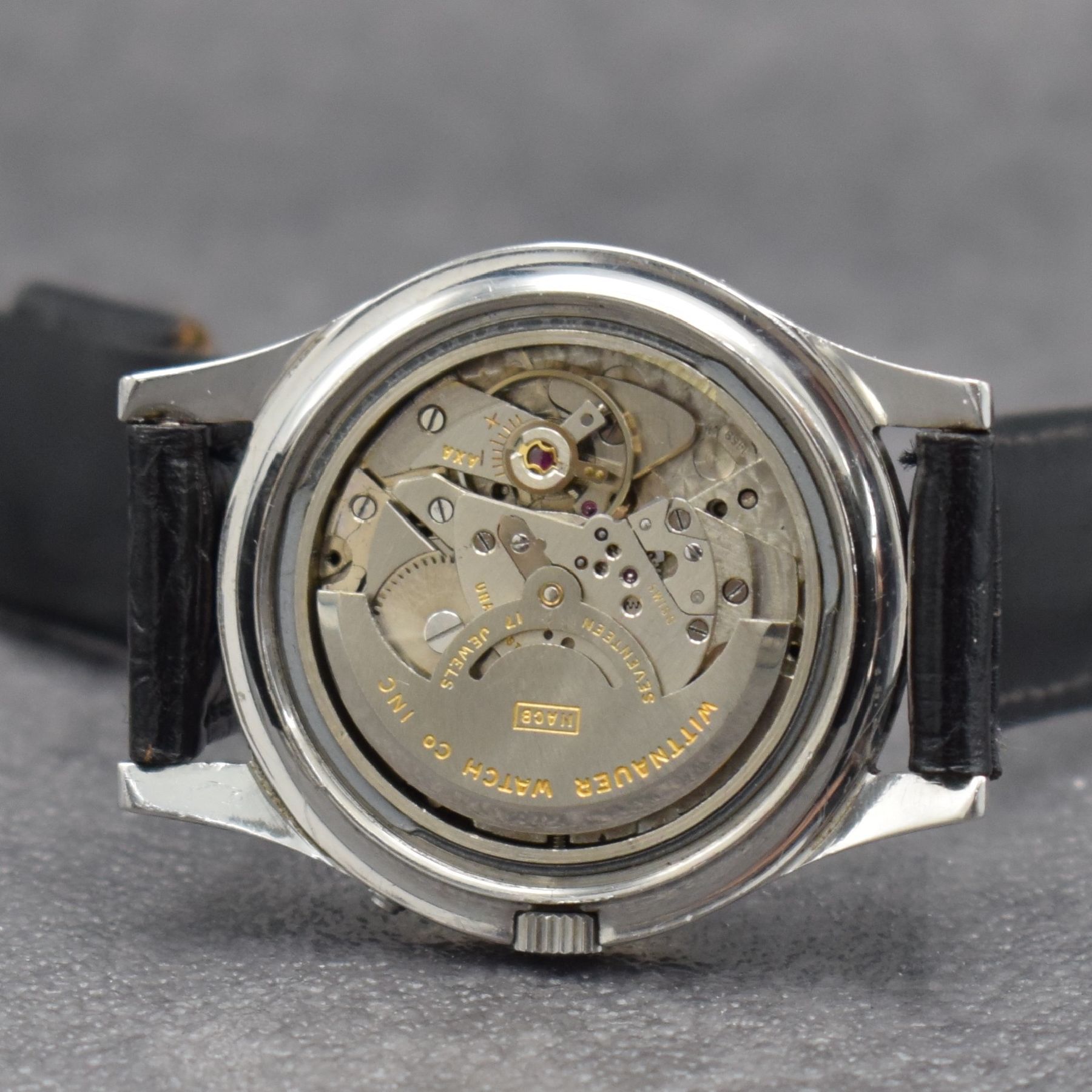 Detail g: WITTNAUER Calendar seltene Herrenarmbanduhr mit Wochentag & Datum, Schweiz um 1955, Automatik, 2-teil. Stahlgeh., Boden geschr., silb. Zifferbl. m. ...
