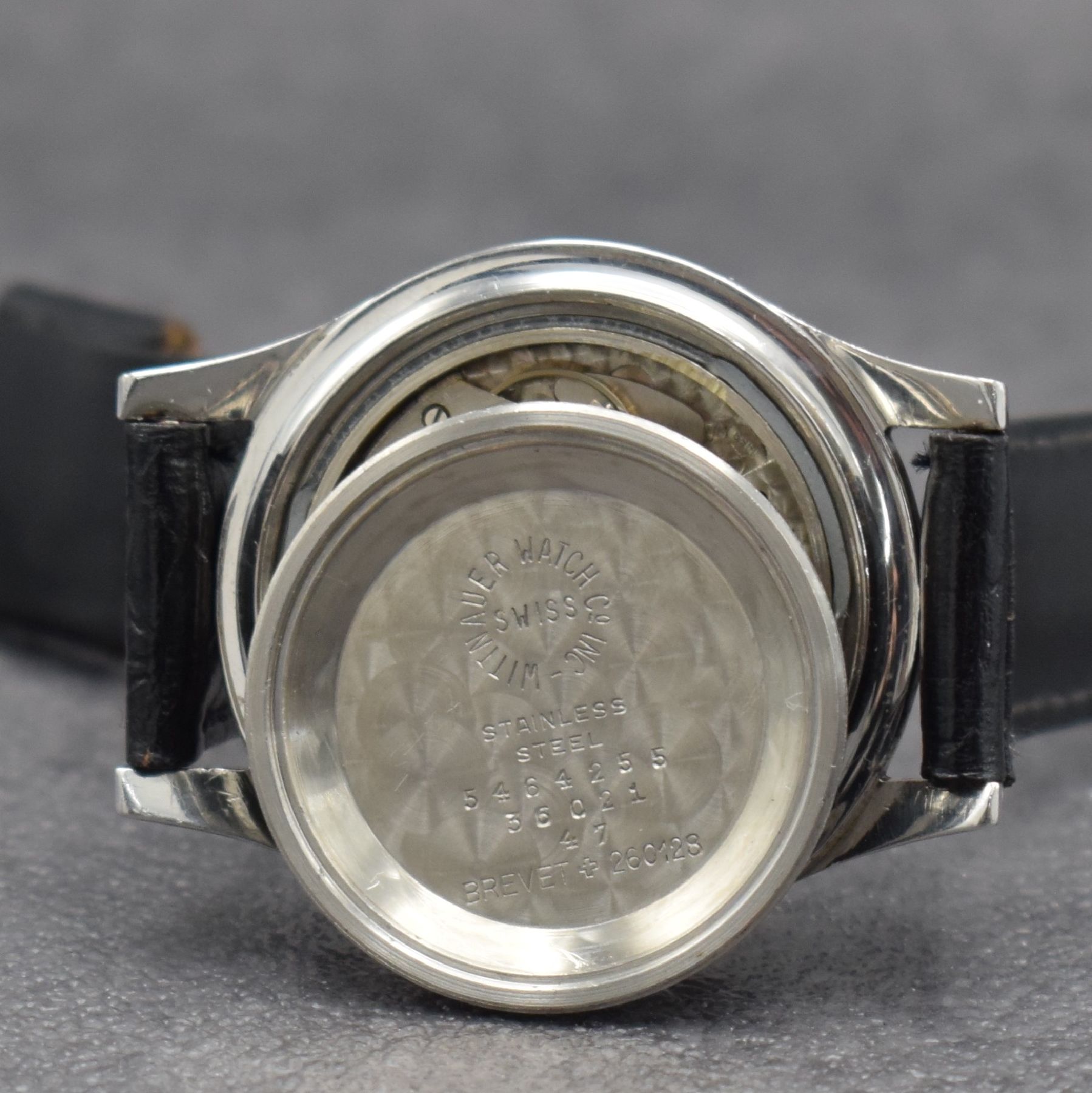 Detail h: WITTNAUER Calendar seltene Herrenarmbanduhr mit Wochentag & Datum, Schweiz um 1955, Automatik, 2-teil. Stahlgeh., Boden geschr., silb. Zifferbl. m. ...