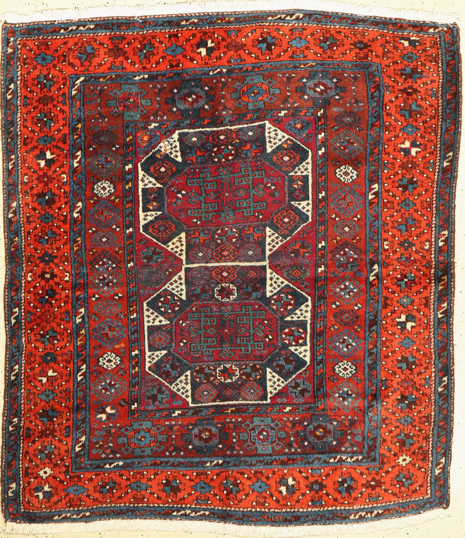 Kurdischer Dorfteppich, Türkei, Ende 19.Jhd, Wolle auf Wolle, ca. 153 x 140 cm, Starke Gebrauchsspuren, verkürzt