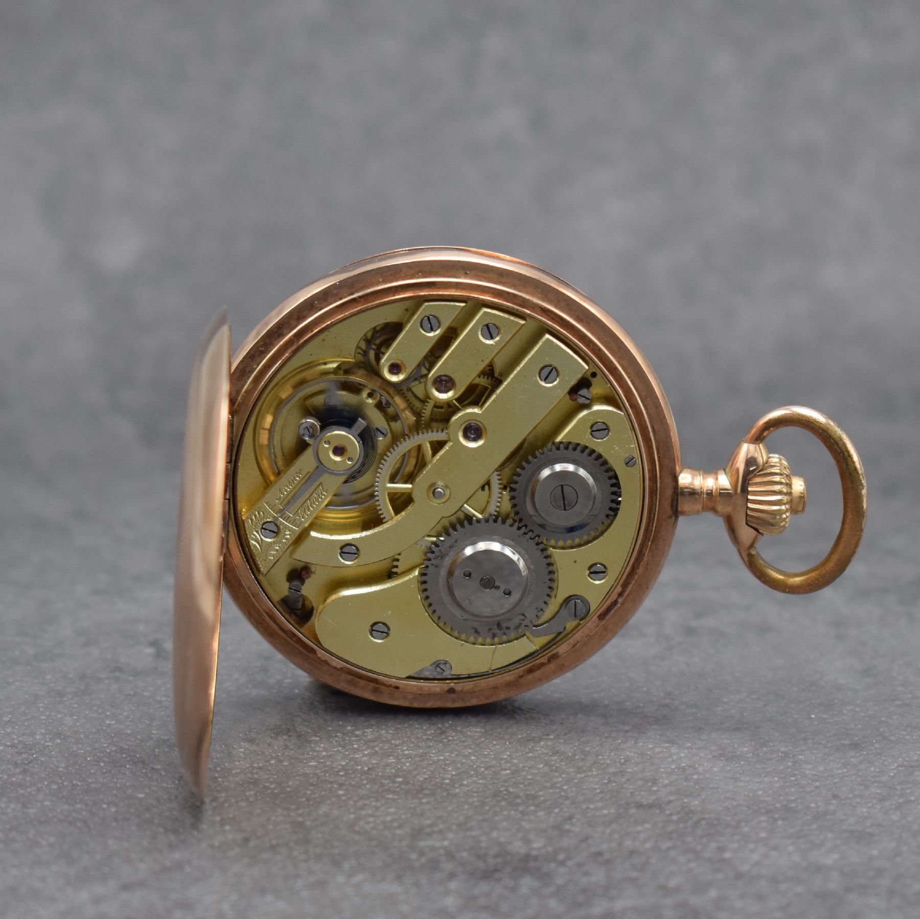 Detail g: Herrensavonette in RG 333/000, Schweiz um 1900, guill. 2-Deckel Goldgeh. m. Monogrammspiegel dell., Metallcuvette, Emailzifferbl. m. arab. Zahlen ...