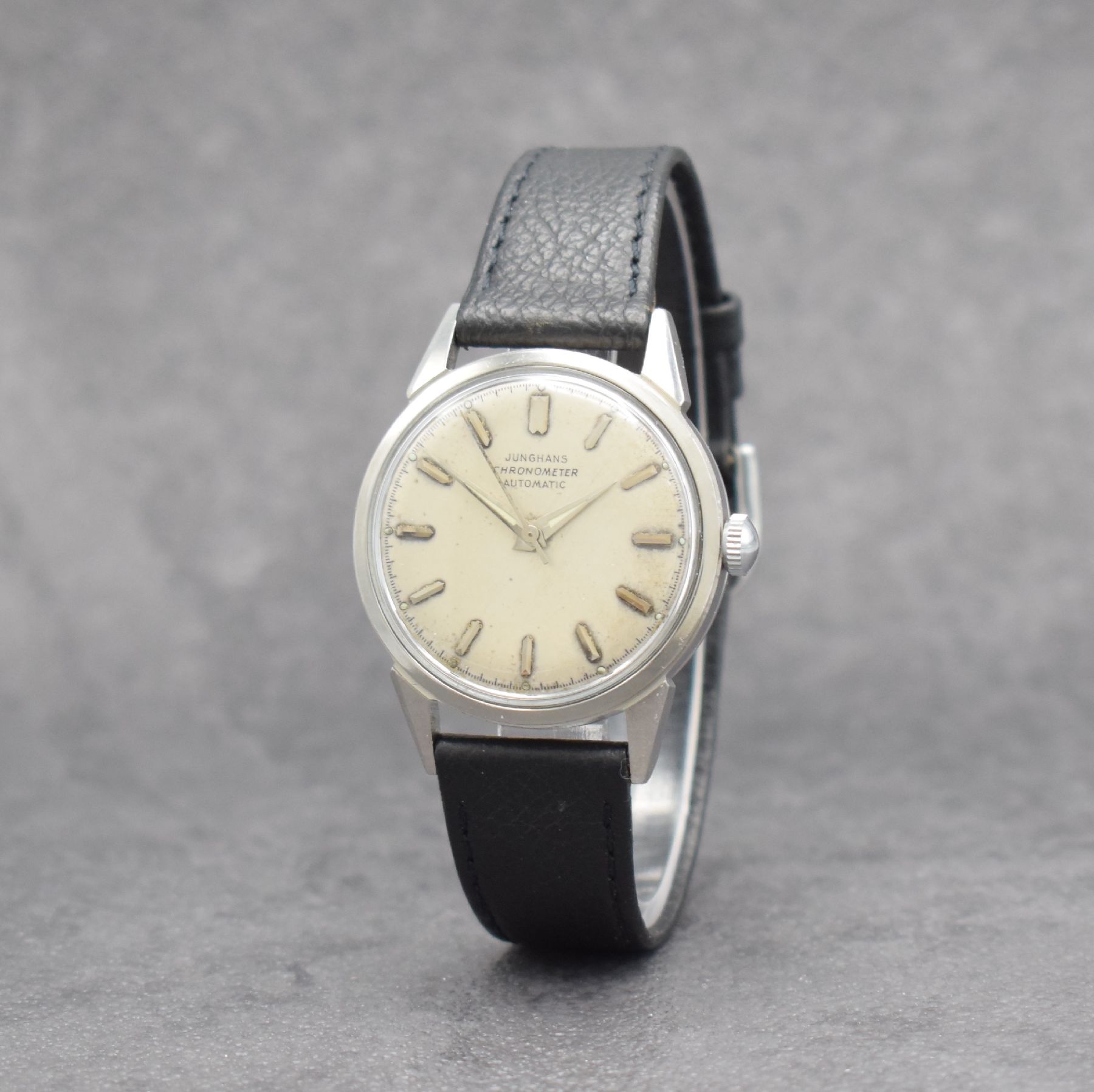 Detail b: JUNGHANS Chronometer Herrenarmbanduhr in Stahl, Deutschland um 1960, Automatik, Boden aufgedr., Junghans Lederband, silb. Zifferbl. pat., silb. Ind., ...