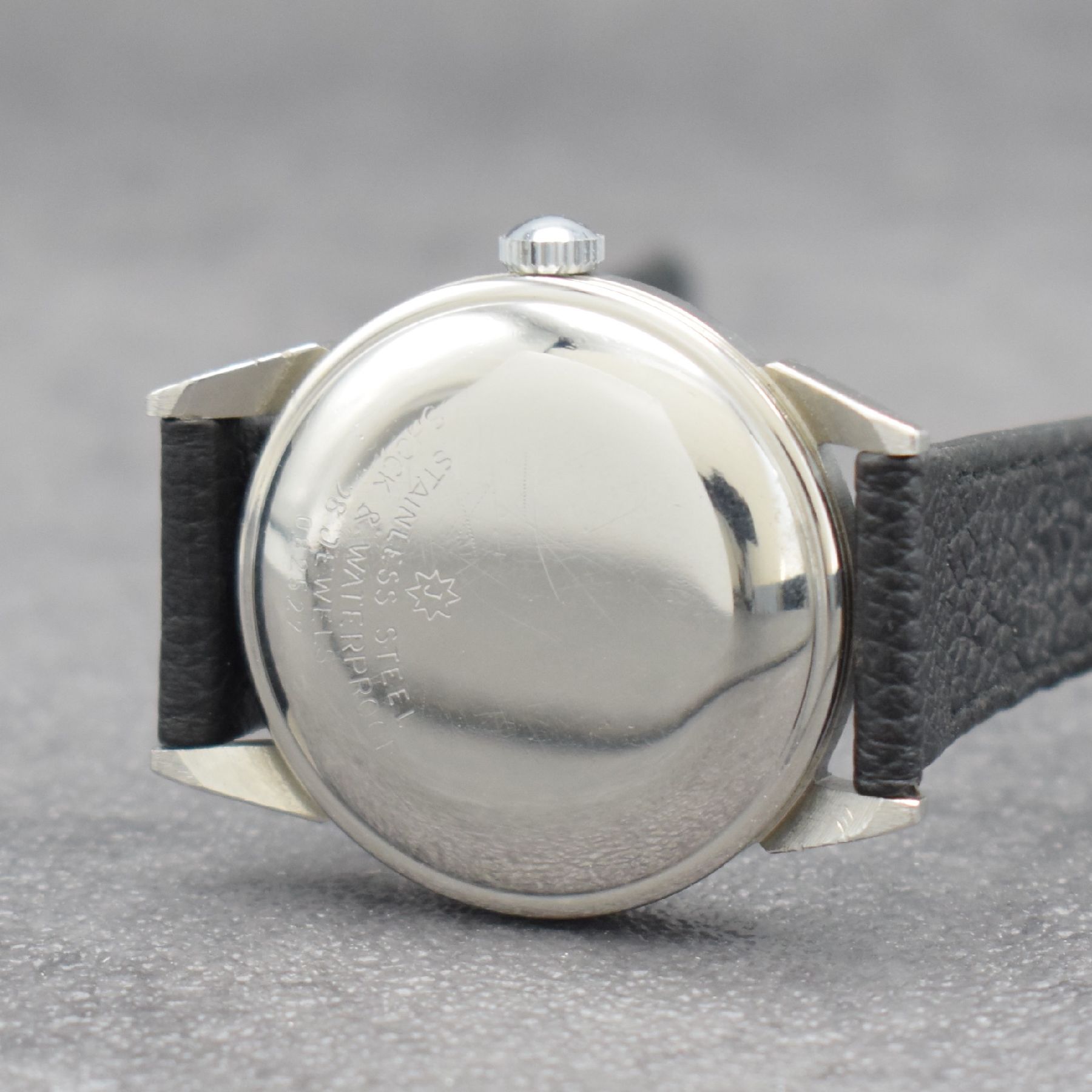 Detail d: JUNGHANS Chronometer Herrenarmbanduhr in Stahl, Deutschland um 1960, Automatik, Boden aufgedr., Junghans Lederband, silb. Zifferbl. pat., silb. Ind., ...
