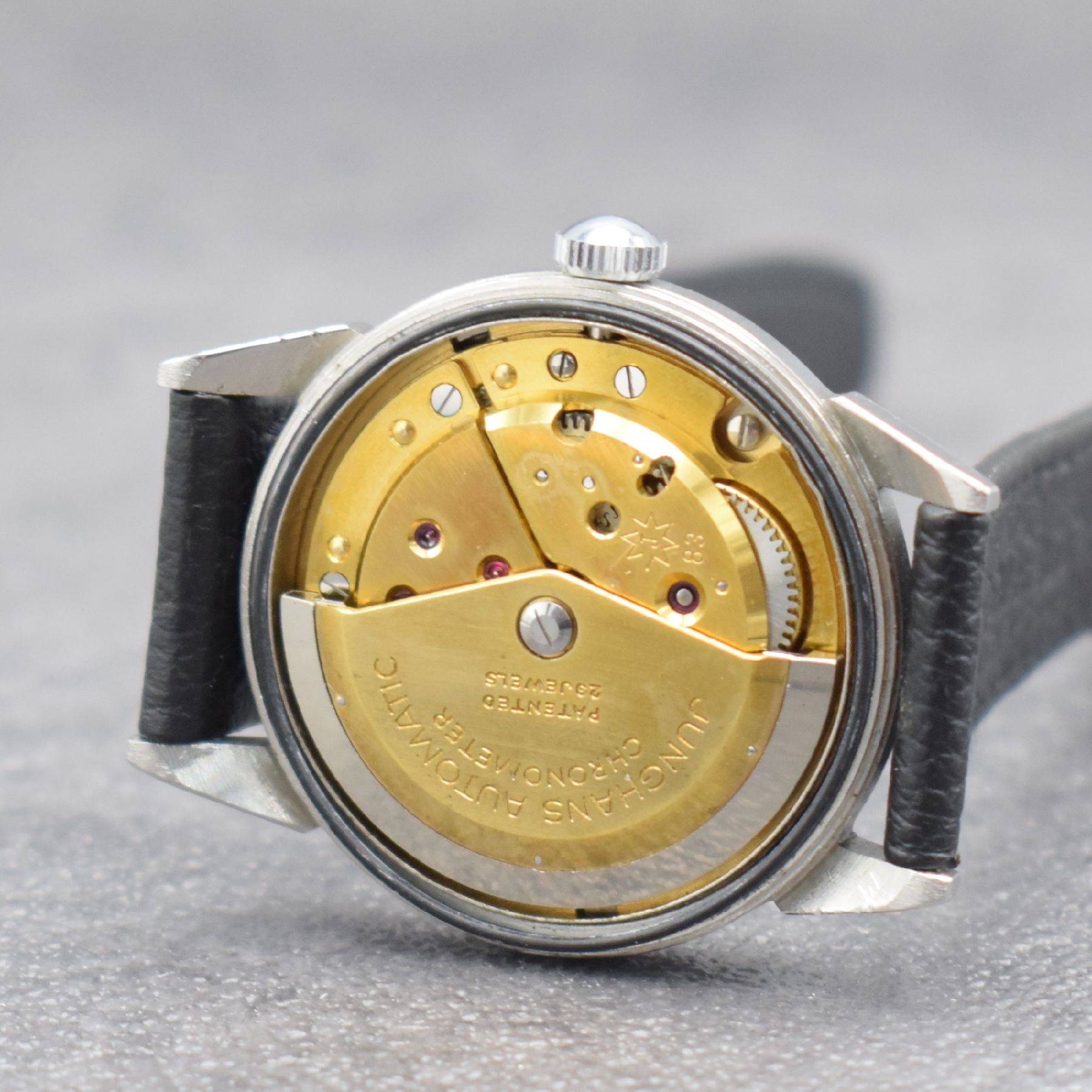 Detail e: JUNGHANS Chronometer Herrenarmbanduhr in Stahl, Deutschland um 1960, Automatik, Boden aufgedr., Junghans Lederband, silb. Zifferbl. pat., silb. Ind., ...