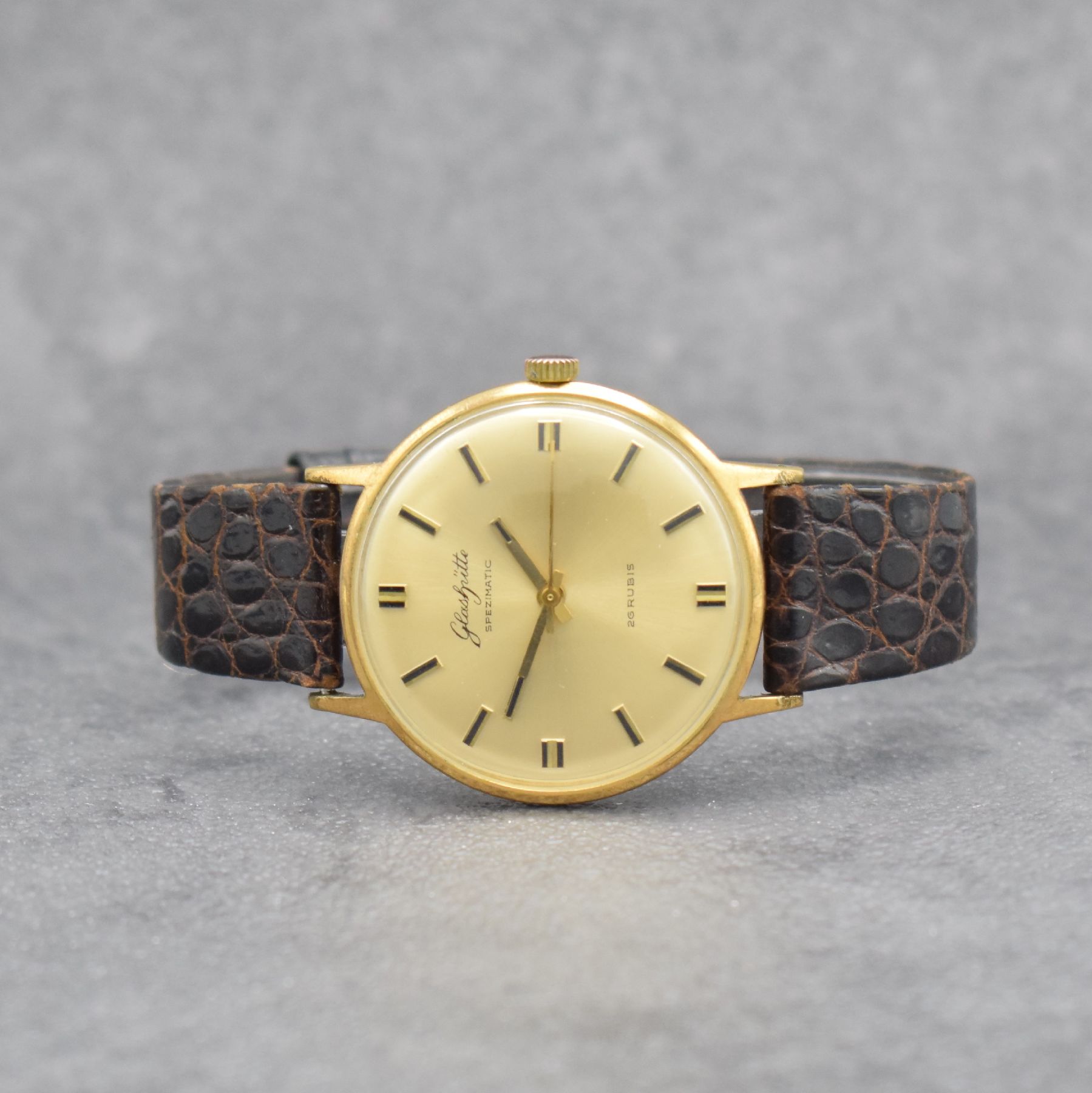 GLASHÜTTE Spezimatic vergoldete Herrenarmbanduhr, Deutschland um 1965, Automatik, 2 tlg.-Geh., Edelstahlboden aufgedr., gold. Zifferbl. m. gold. ...