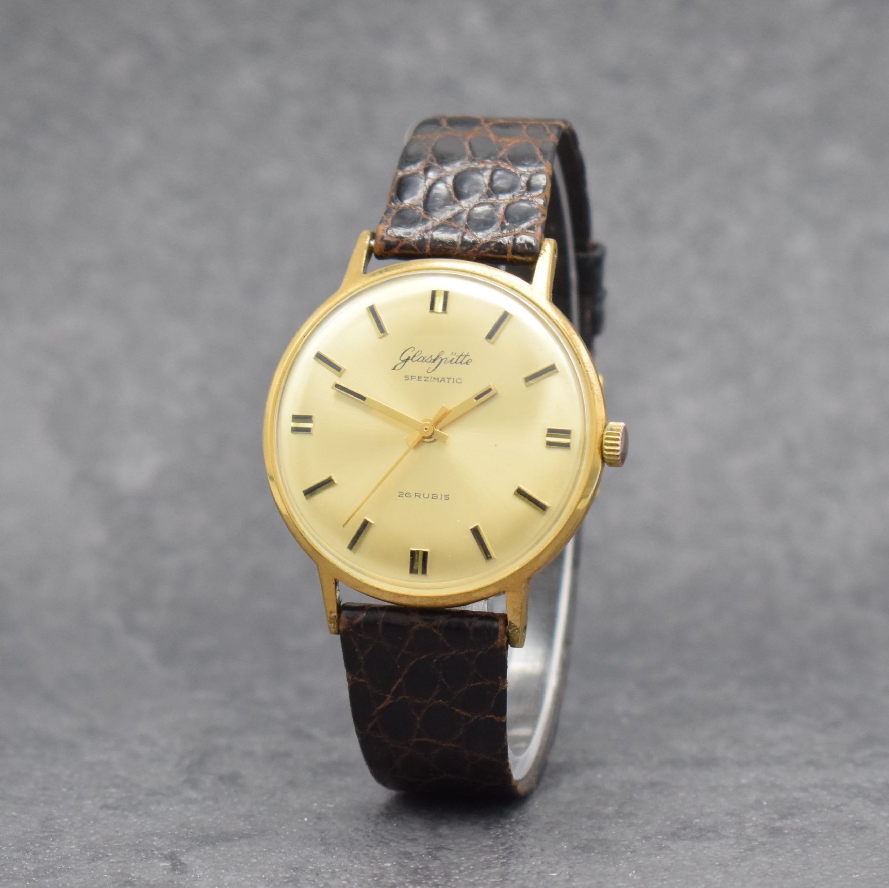 Detail b: GLASHÜTTE Spezimatic vergoldete Herrenarmbanduhr, Deutschland um 1965, Automatik, 2 tlg.-Geh., Edelstahlboden aufgedr., gold. Zifferbl. m. gold. ...