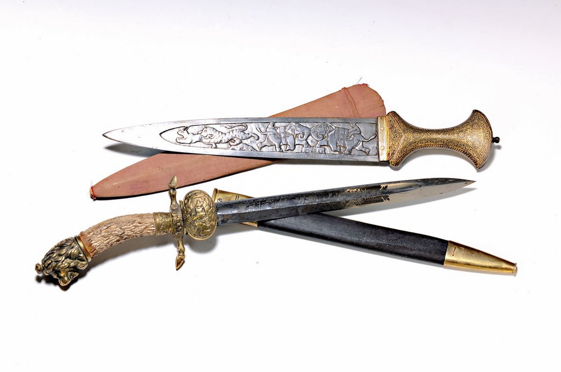 Hirschfänger, deutsch, 1.H. 20. Jh., Horngriff, Löwenkopfabschluß, Messingmonturen, Lederscheide, geätzte Klinge, L. 46 cm