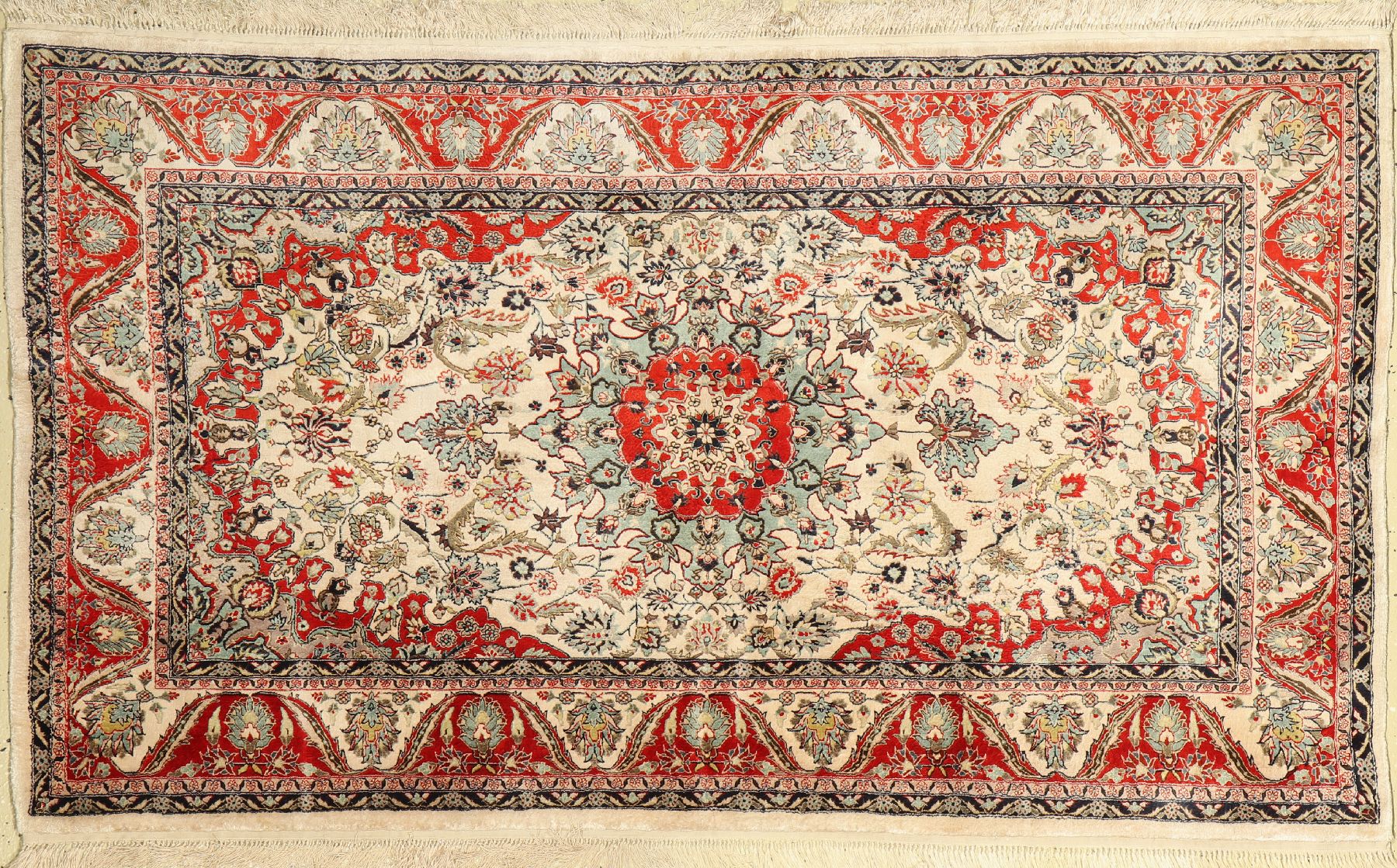 Hereke Seide fein, China, ca. 50 Jahre, reine Naturseide, ca. 155 x 92 cm, guter Zustand