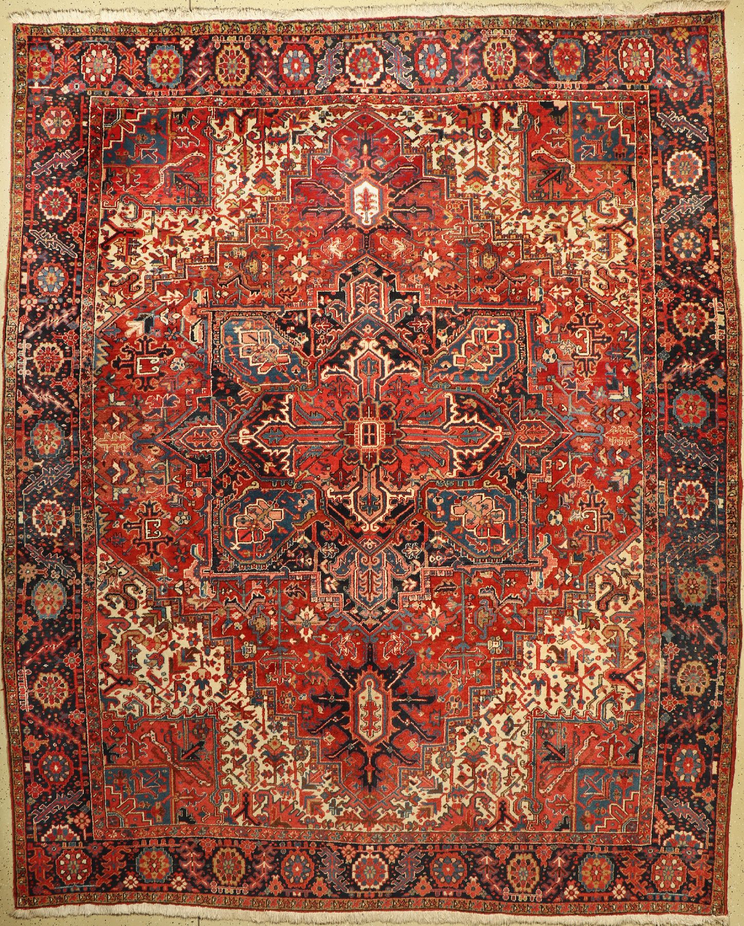 Heriz alt, Persien, um 1960, Wolle auf Baumwolle, ca. 370 x 300 cm, guter Zustand, Zwei alte Restaurierungen