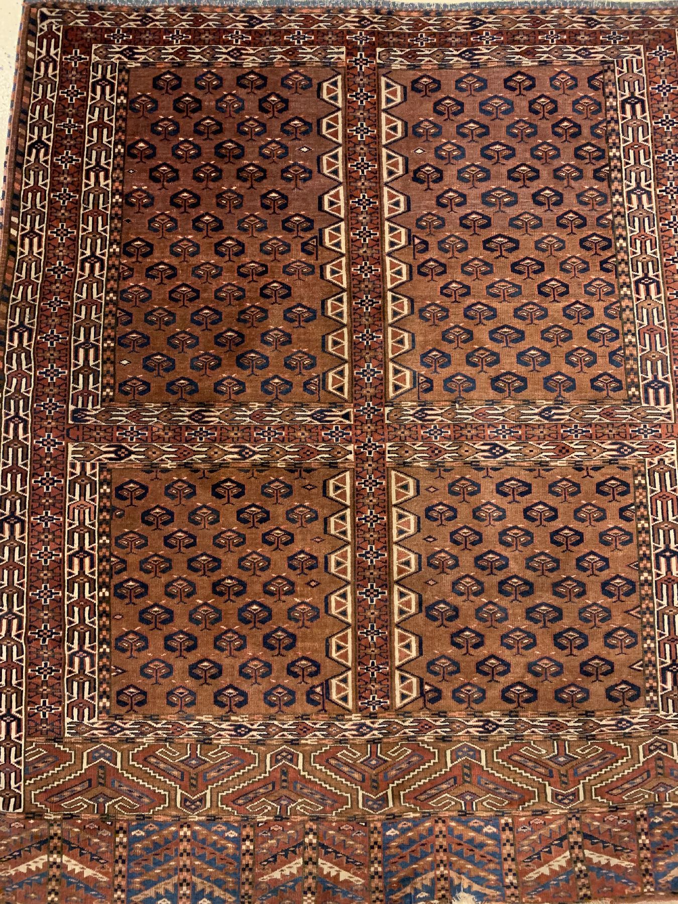 Detail a: Yomuth Engsi antik, Turkmenistan, 19 Jhd. Wolle geknüpft auf Wolle, ca. 168 x 143 cm, EHZ:3 (Alters-und Gebrauchsspuren)
