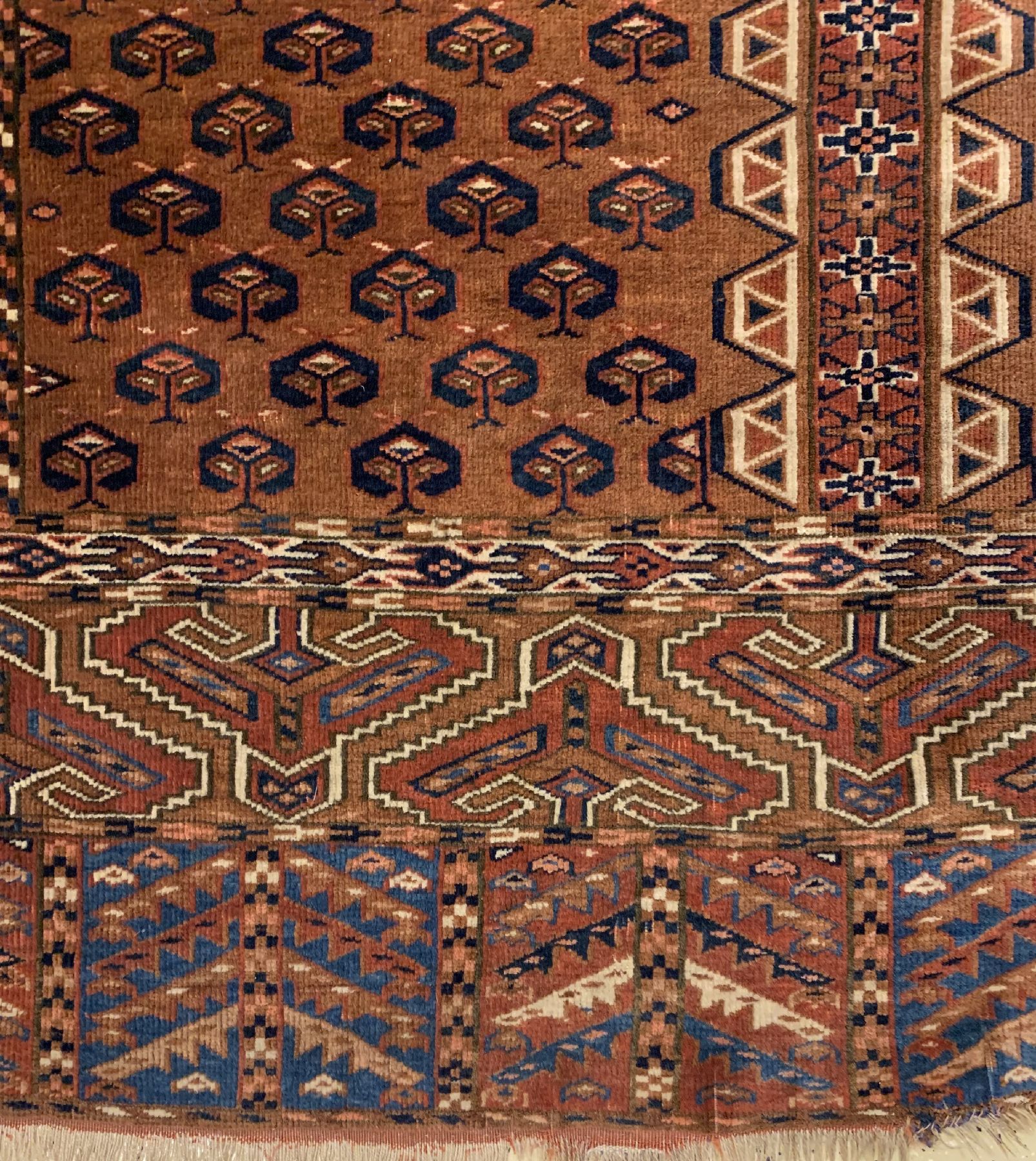 Detail b: Yomuth Engsi antik, Turkmenistan, 19 Jhd. Wolle geknüpft auf Wolle, ca. 168 x 143 cm, EHZ:3 (Alters-und Gebrauchsspuren)