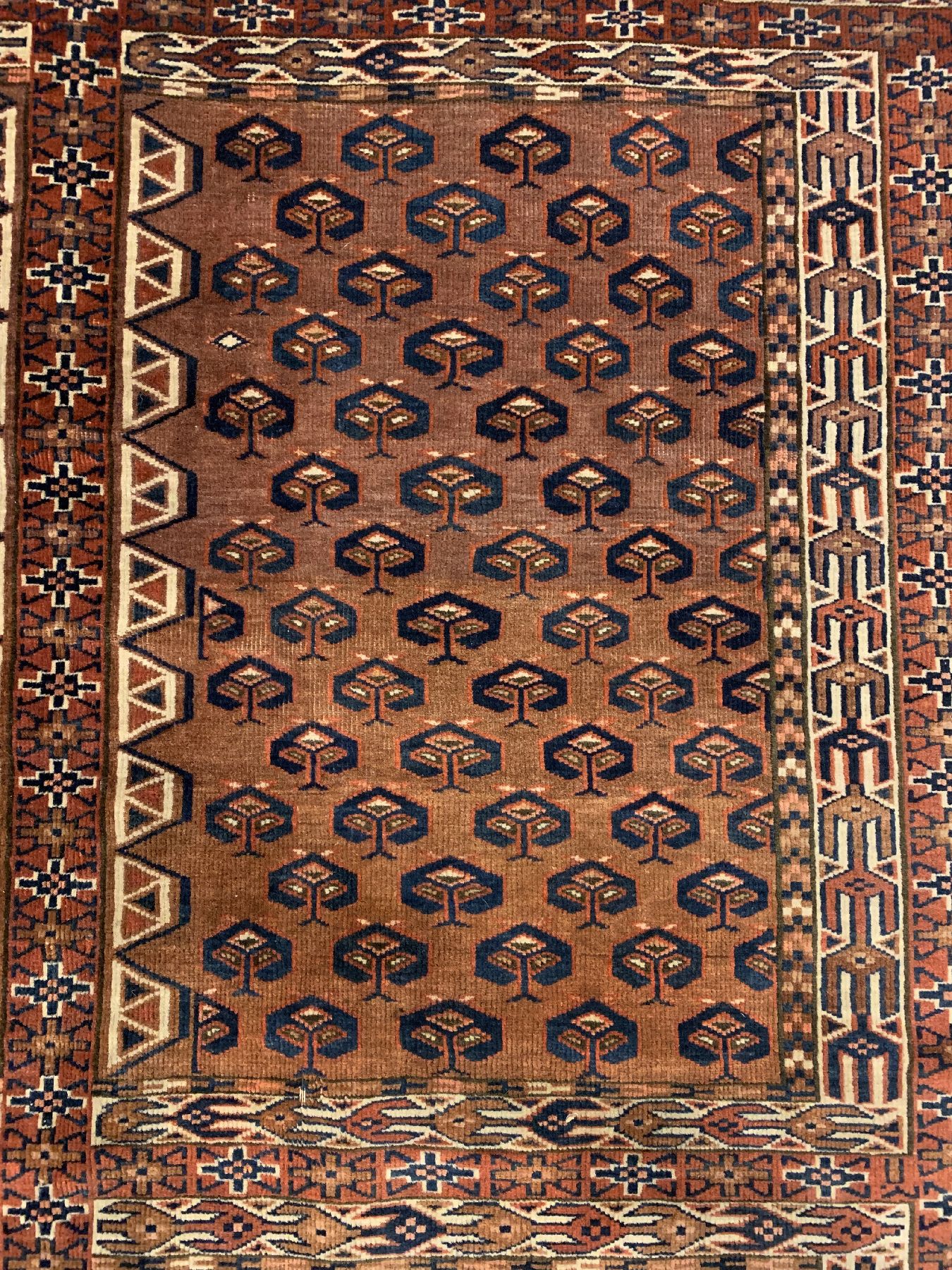 Detail c: Yomuth Engsi antik, Turkmenistan, 19 Jhd. Wolle geknüpft auf Wolle, ca. 168 x 143 cm, EHZ:3 (Alters-und Gebrauchsspuren)