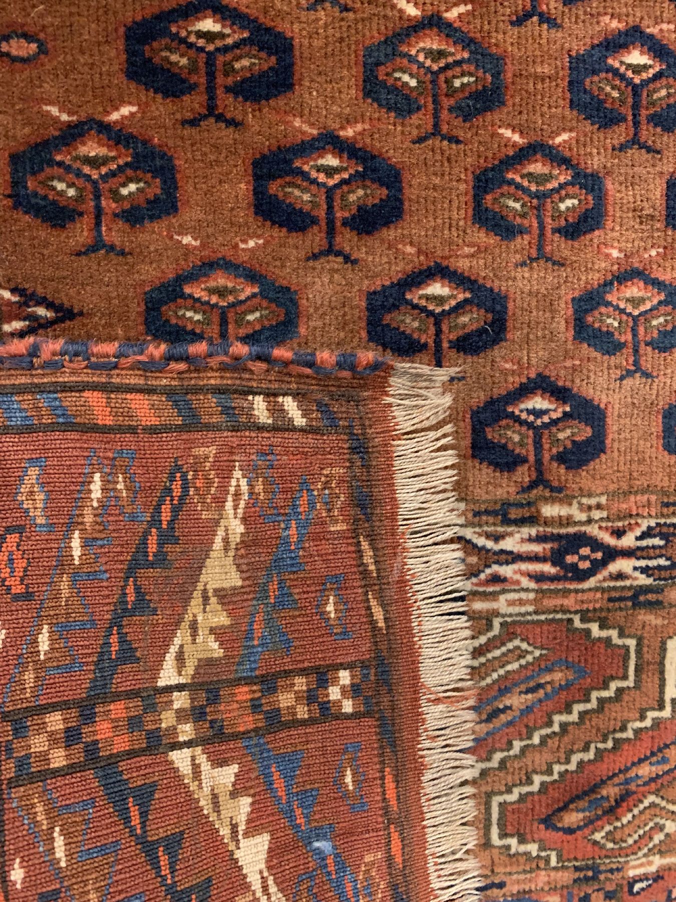 Detail e: Yomuth Engsi antik, Turkmenistan, 19 Jhd. Wolle geknüpft auf Wolle, ca. 168 x 143 cm, EHZ:3 (Alters-und Gebrauchsspuren)