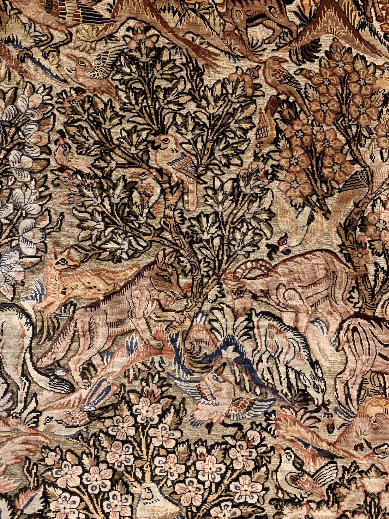 Detail b: Feiner signierter Seiden Hereke alt, Türkei, um 1960, reine Naturseide(Metallbroschiert),ca. 148 x 99 cm, EHZ:2(guter Zustand).