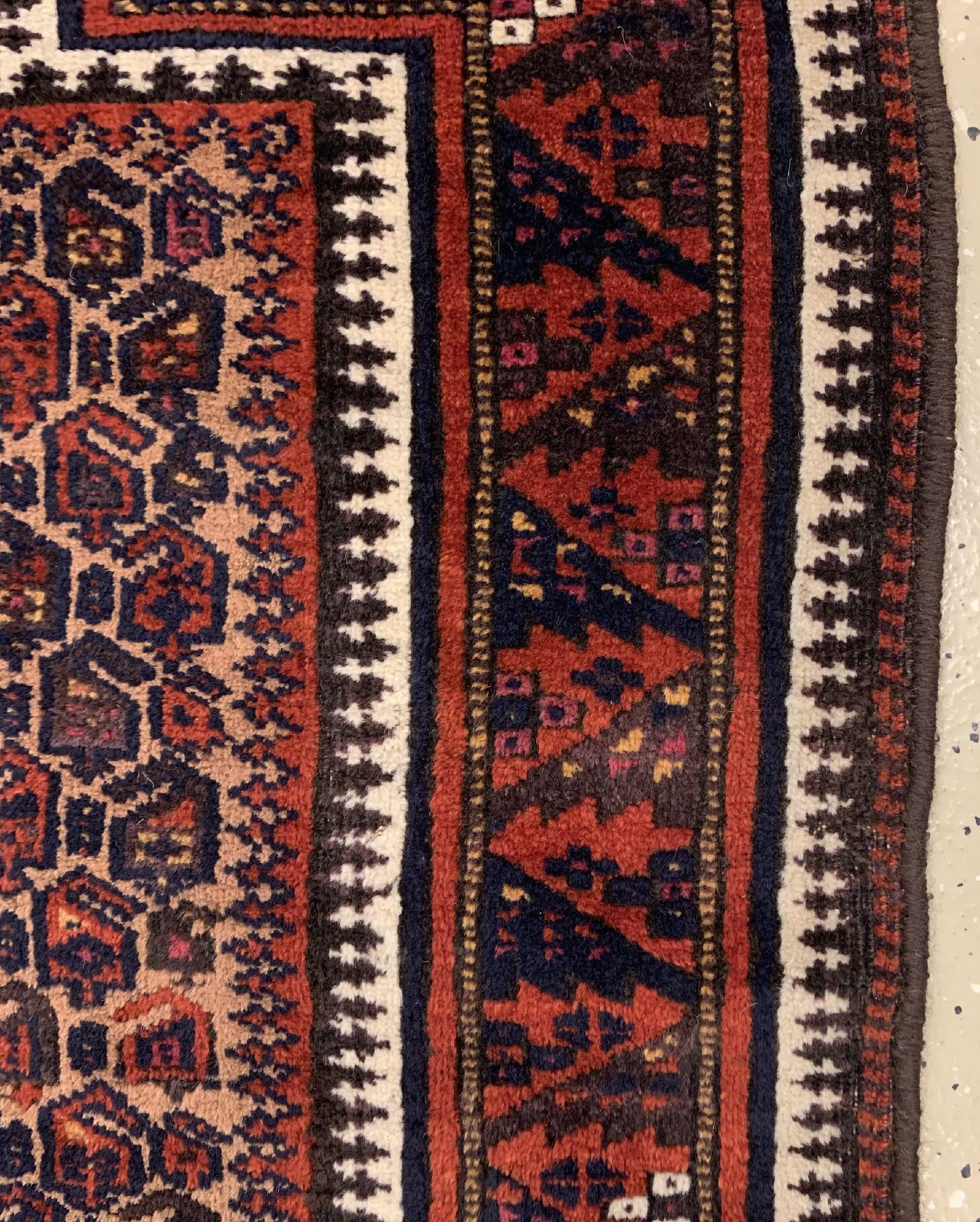 Detail b: Antiker Belutsch Gebetsteppich, Persien, 19.Jhd, Kamelwolle geknüpft auf Wolle, ca, 140 x 86 cm,EHZ:3(Altersbedingt guter Zustand).