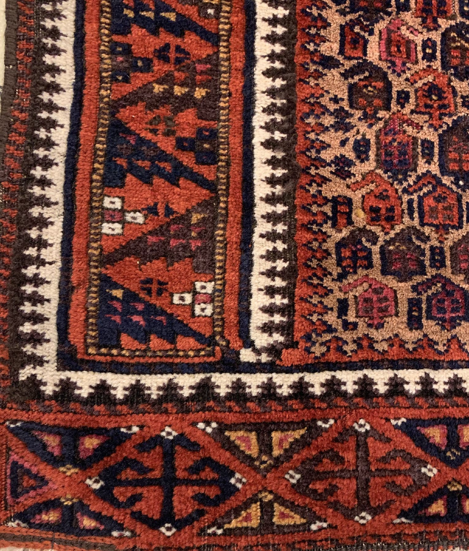 Detail d: Antiker Belutsch Gebetsteppich, Persien, 19.Jhd, Kamelwolle geknüpft auf Wolle, ca, 140 x 86 cm,EHZ:3(Altersbedingt guter Zustand).