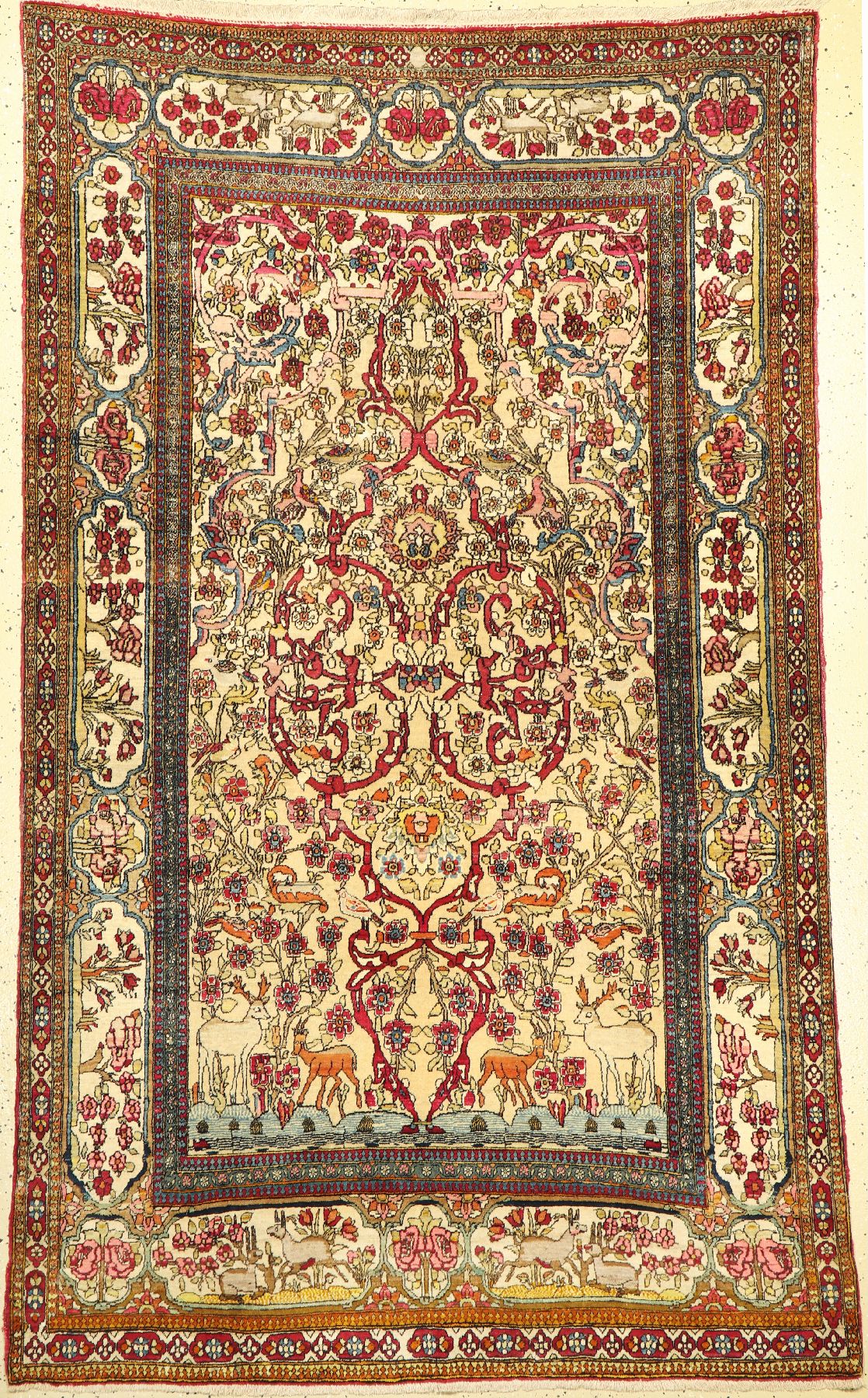 Antiker Esfahan Ahmad, Zentralpersien, um 1900 Wolle geknüpft auf Baumwolle, Tierdarstellung auf hellem Feld, ca. 225 x 140 cm, EHZ:3