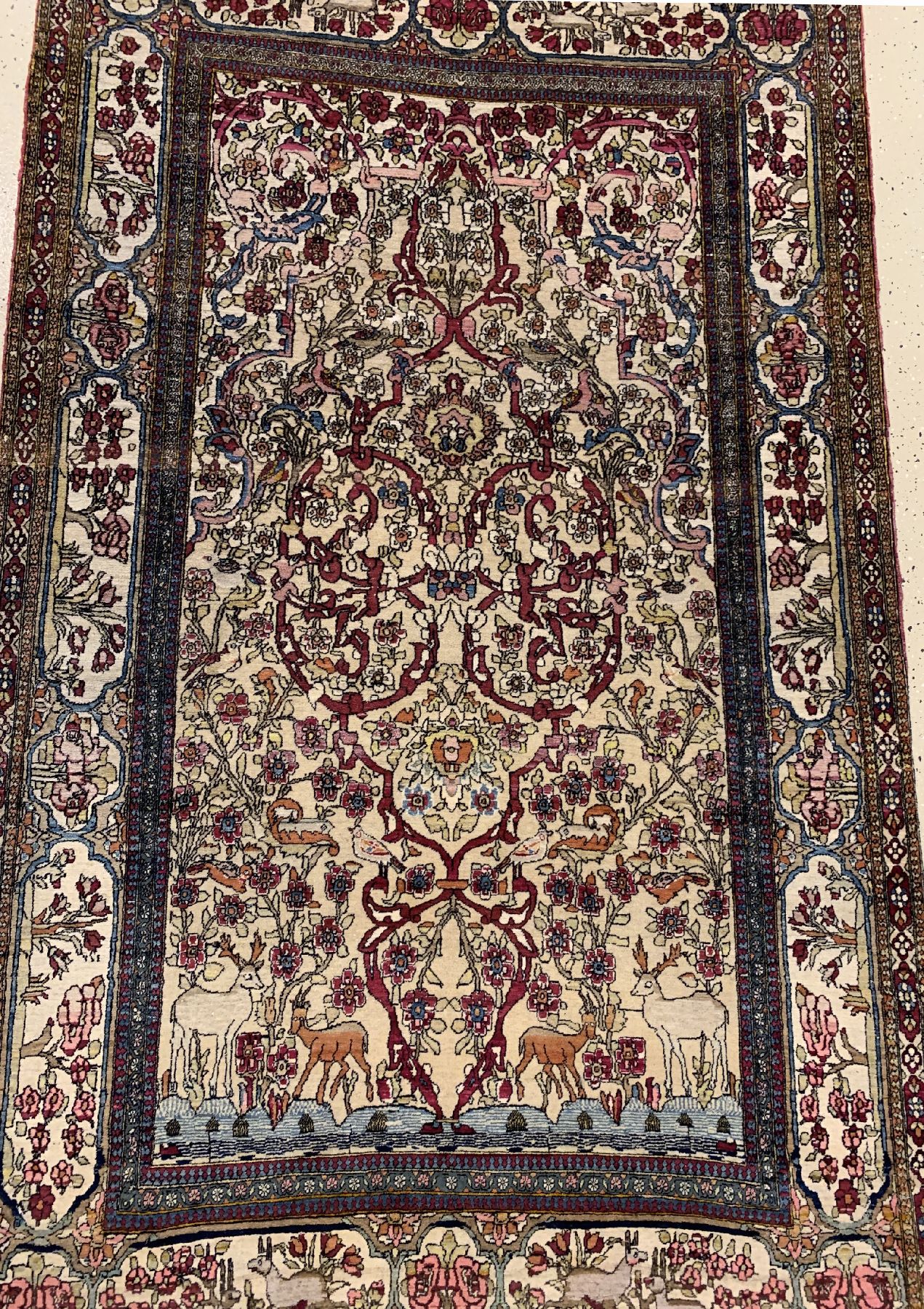 Detail a: Antiker Esfahan Ahmad, Zentralpersien, um 1900 Wolle geknüpft auf Baumwolle, Tierdarstellung auf hellem Feld, ca. 225 x 140 cm, EHZ:3