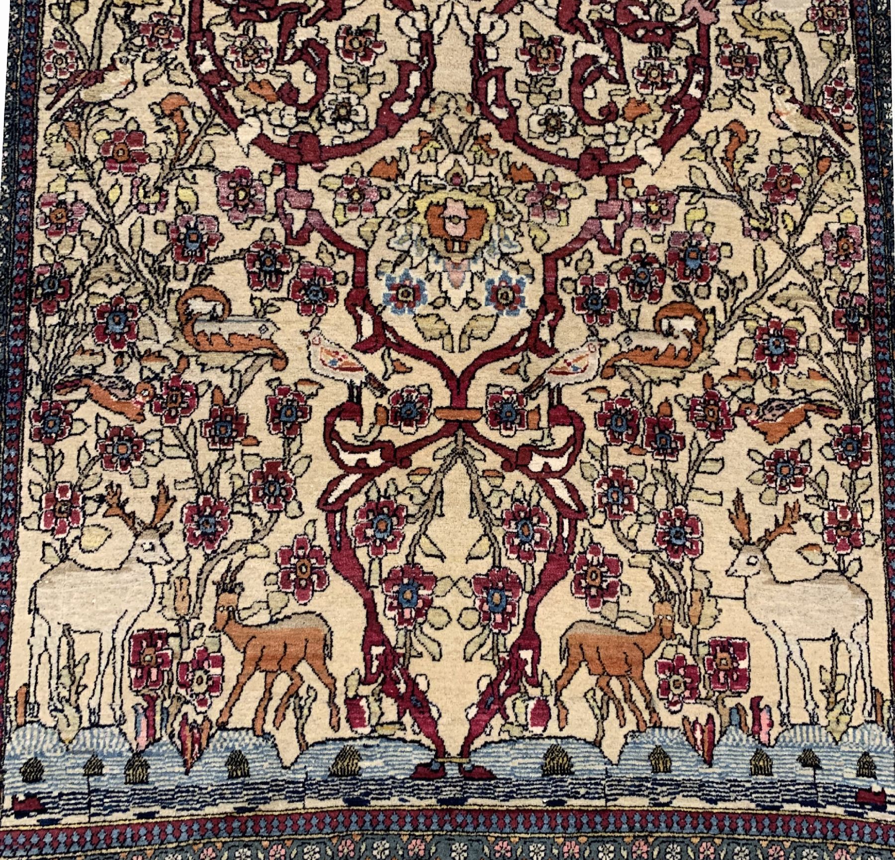 Detail b: Antiker Esfahan Ahmad, Zentralpersien, um 1900 Wolle geknüpft auf Baumwolle, Tierdarstellung auf hellem Feld, ca. 225 x 140 cm, EHZ:3