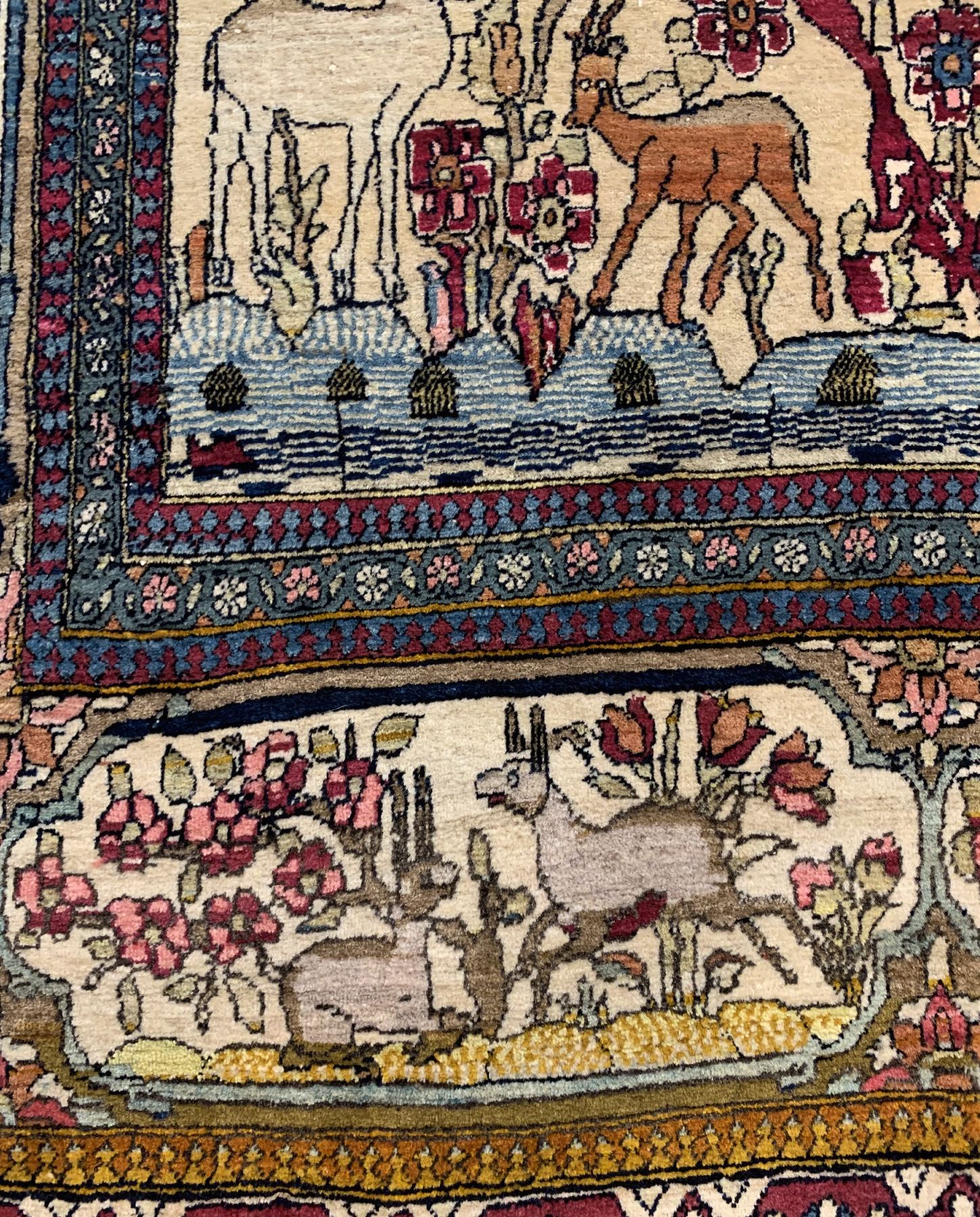Detail c: Antiker Esfahan Ahmad, Zentralpersien, um 1900 Wolle geknüpft auf Baumwolle, Tierdarstellung auf hellem Feld, ca. 225 x 140 cm, EHZ:3