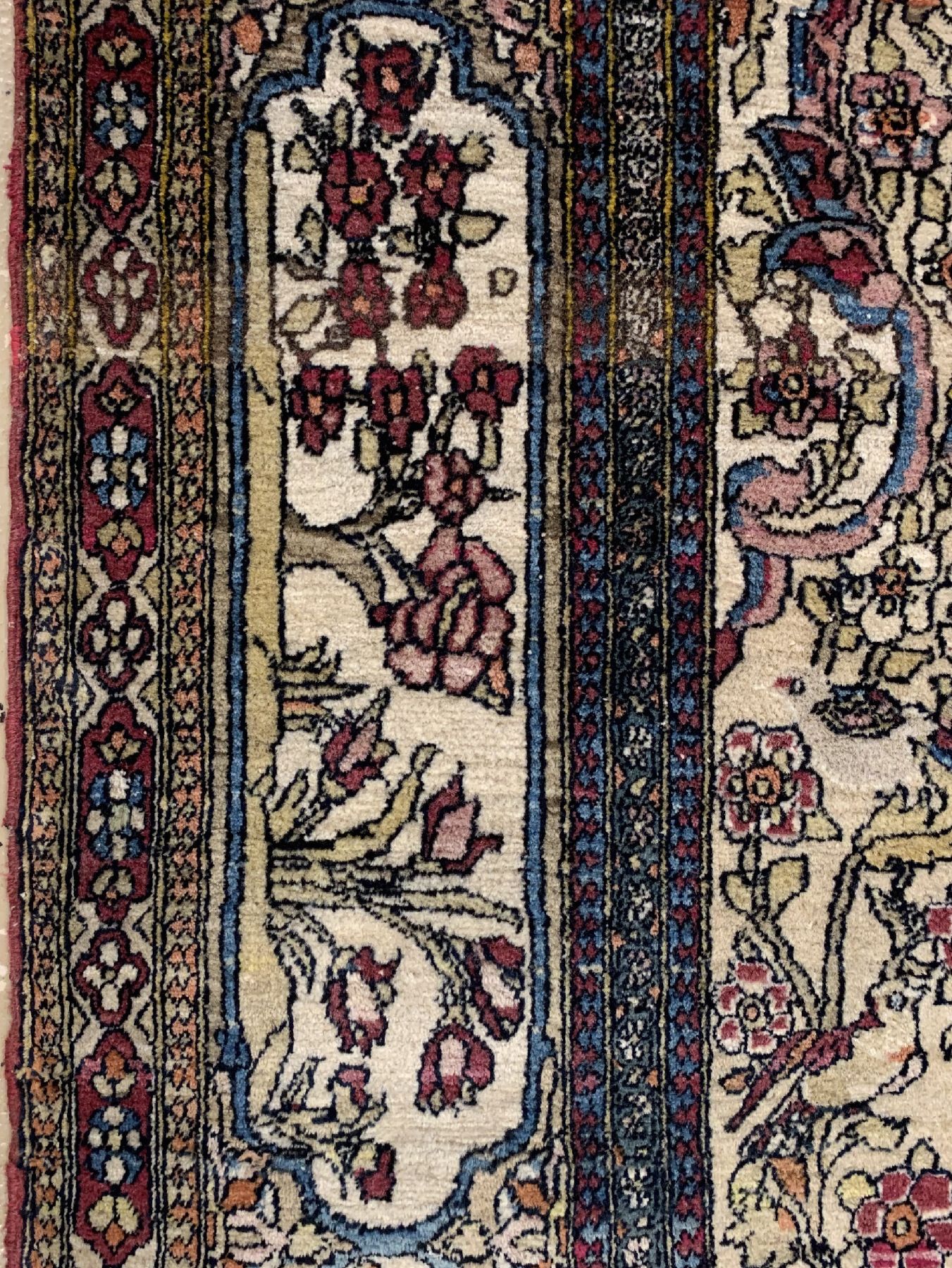 Detail d: Antiker Esfahan Ahmad, Zentralpersien, um 1900 Wolle geknüpft auf Baumwolle, Tierdarstellung auf hellem Feld, ca. 225 x 140 cm, EHZ:3