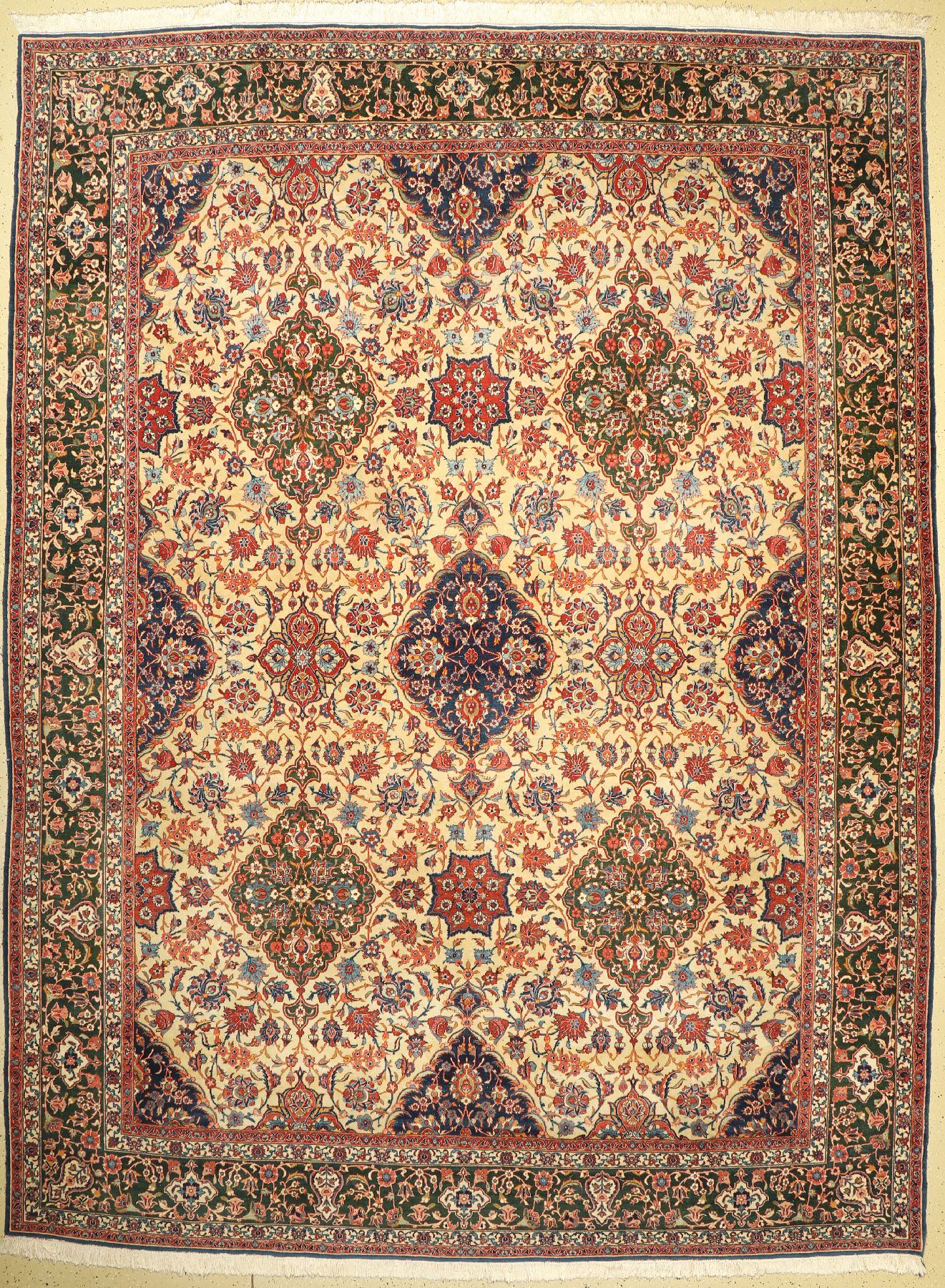 Großformatiger alter Esfahan, Zentralpersien, um 1930/1940, Korkwolle geknüpft auf Baumwolle, hellgrundiges Allover Muster, seltene grüne ...