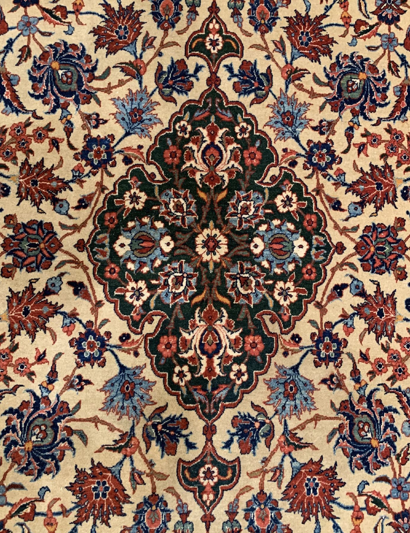 Detail a: Großformatiger alter Esfahan, Zentralpersien, um 1930/1940, Korkwolle geknüpft auf Baumwolle, hellgrundiges Allover Muster, seltene grüne ...