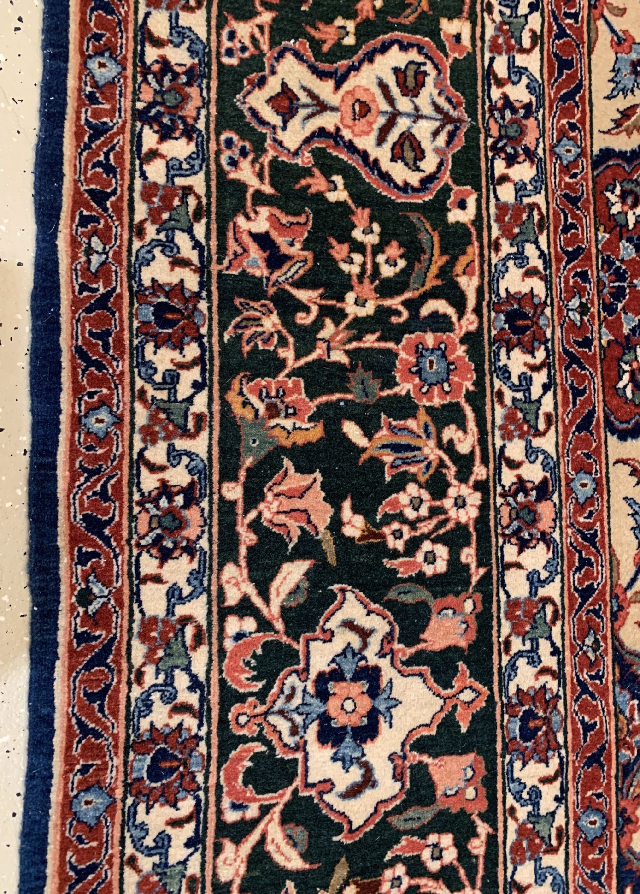 Detail b: Großformatiger alter Esfahan, Zentralpersien, um 1930/1940, Korkwolle geknüpft auf Baumwolle, hellgrundiges Allover Muster, seltene grüne ...