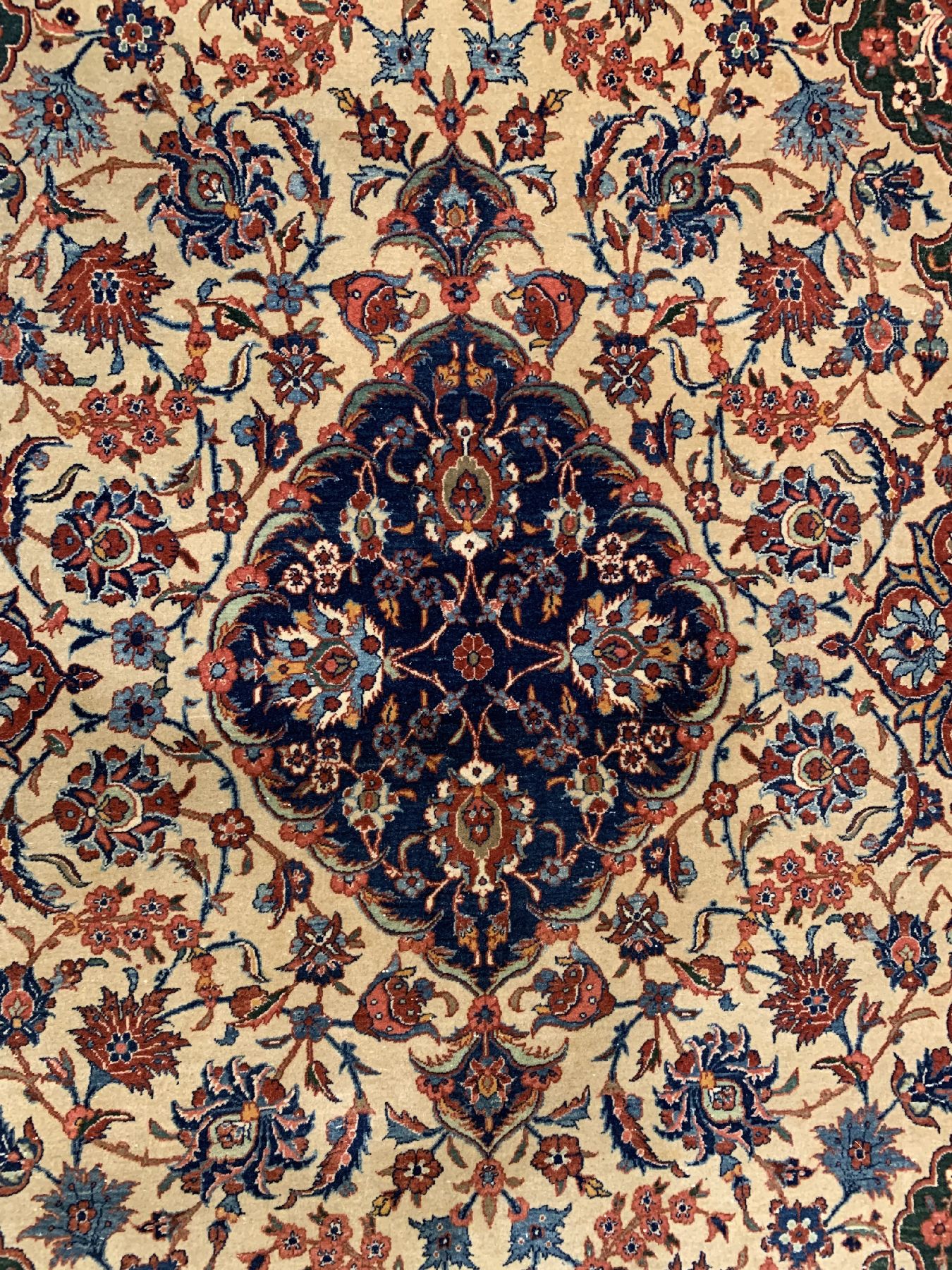 Detail c: Großformatiger alter Esfahan, Zentralpersien, um 1930/1940, Korkwolle geknüpft auf Baumwolle, hellgrundiges Allover Muster, seltene grüne ...